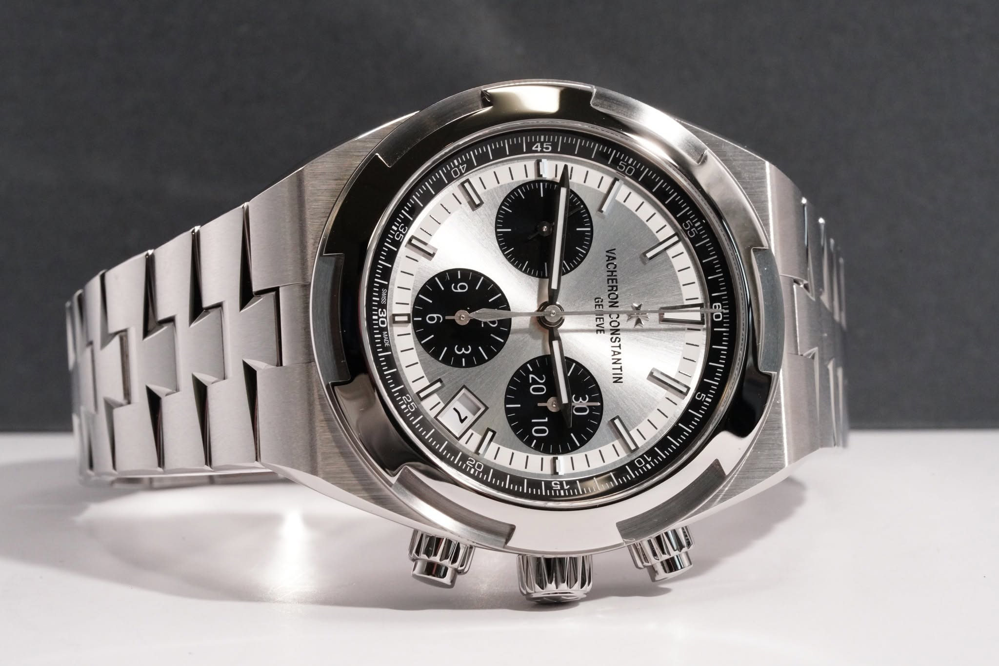 May be an image of wrist watch and text that says '45 t I έε ص ٥ 3 60 6e VACHERON IEVE NSTANTIN ر 20 10 20 ۲ 2'