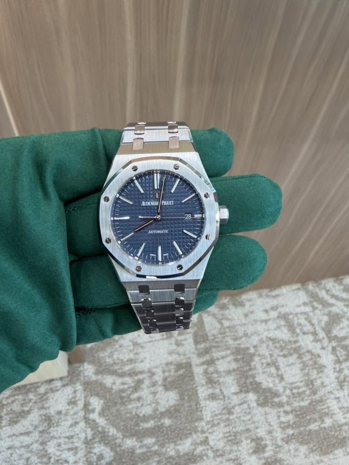 May be an image of wrist watch and text that says 'e 1 ALDEMAR PICLE PECET 28 AUTOMATIC'