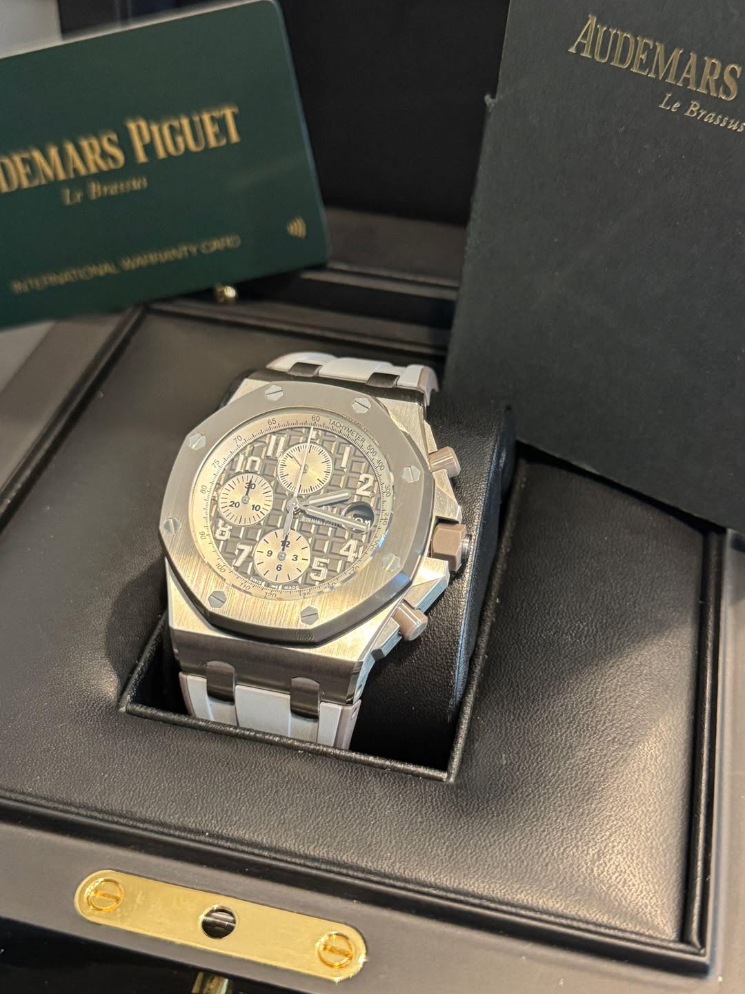 May be an image of wrist watch and text that says 'F EMARS ARS PIGUET AUDEMARS RS Le Brassus - 70 0 ل 20 O 10- Janst म 2 @3 tóu ونج TNOSS ae ROEN 14'