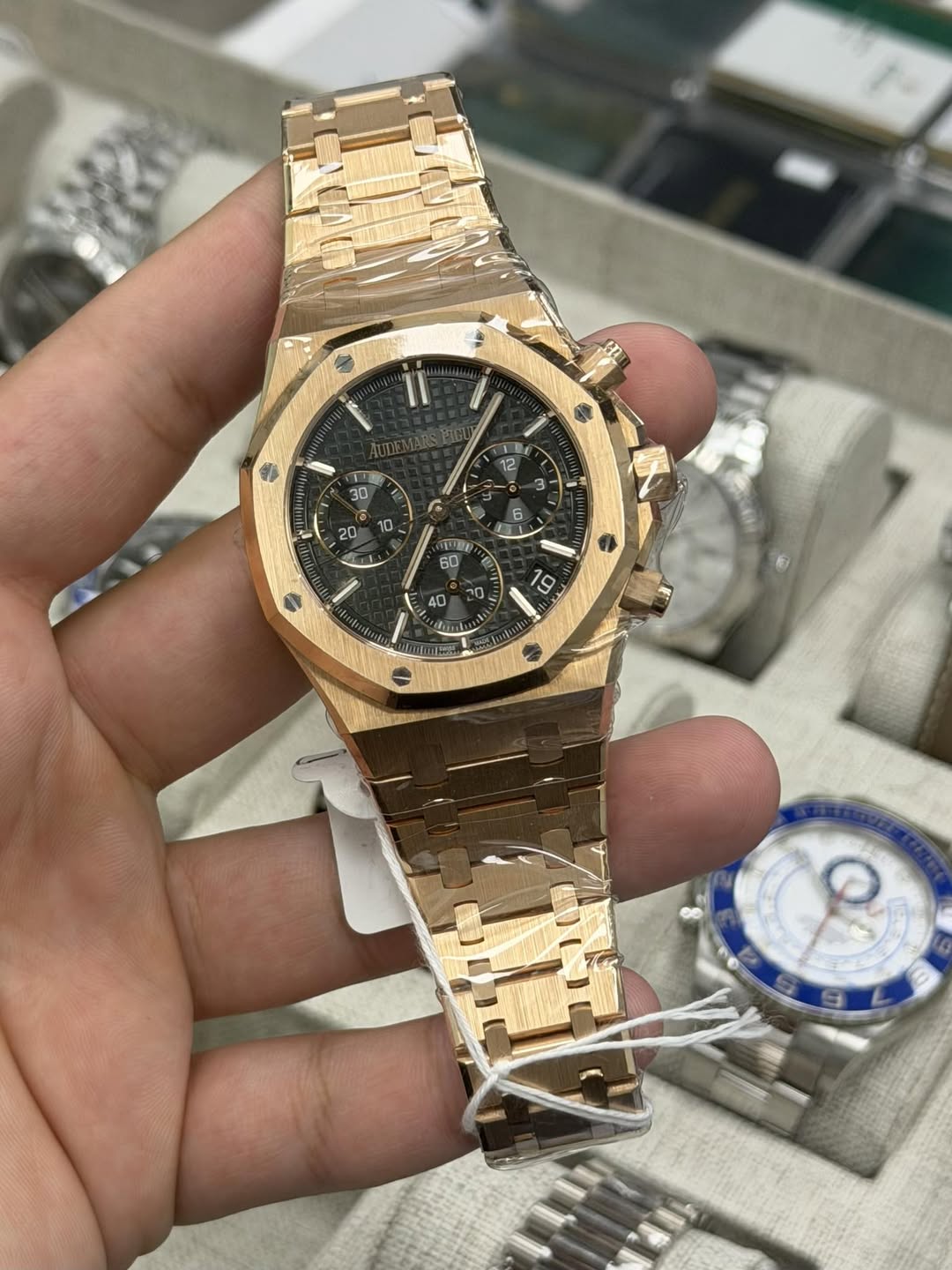 May be an image of wrist watch and text that says 'ii 30 12 ه جه ت 3 3 r 내름 60 40 19'