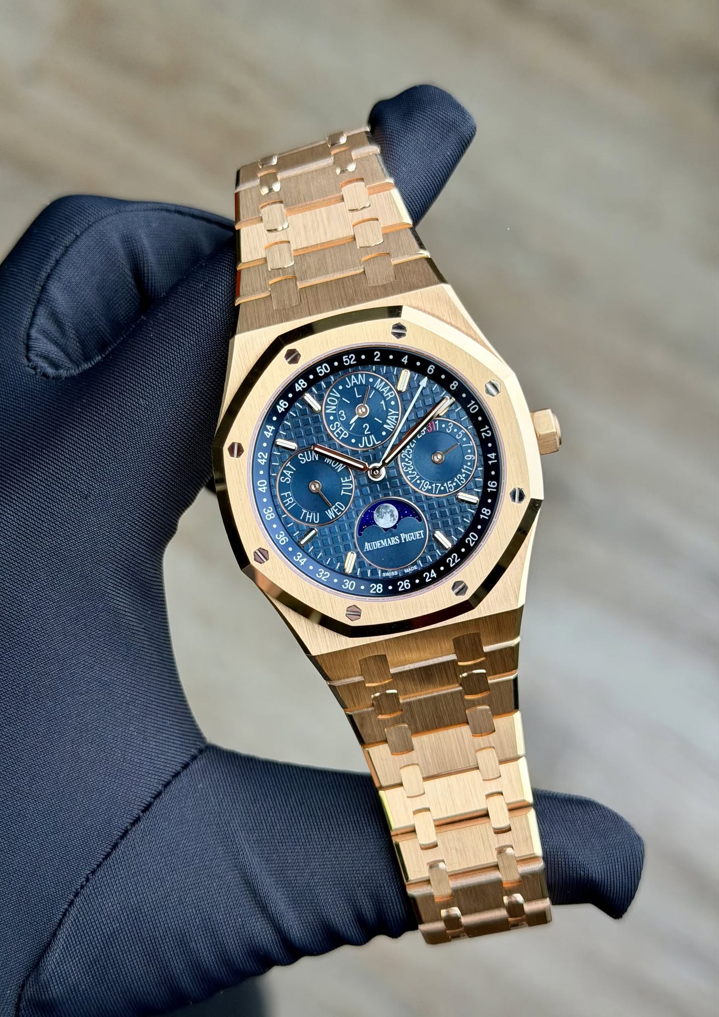 May be an image of wrist watch and text that says ' N MA A 46 8ל N ك AI 44 44 EP ራ JUL م 40 86 นบ e gu 96 X 34 32 30 SUN MUN = ΡΦΖΕΣ ده '