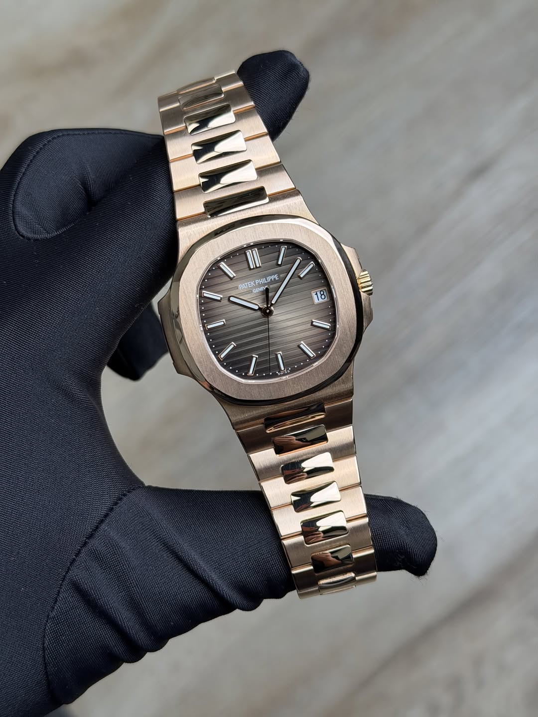 May be an image of wrist watch and text that says 'RSTEK PWLIGPE 18 1 I / ا I. - I'
