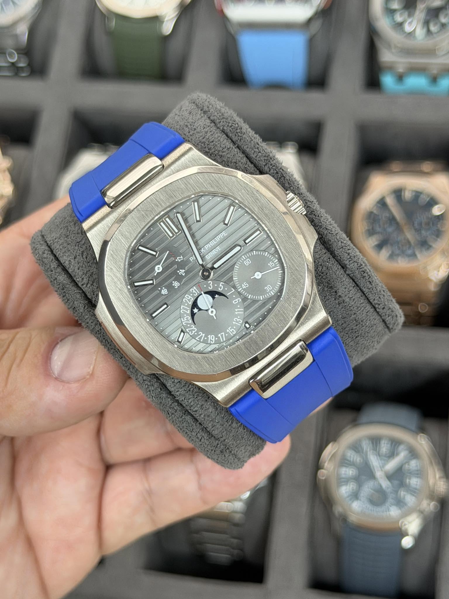 May be an image of wrist watch and text that says 'ጠበ II I PHILIPP 7 60 이 50 • •2 LI α သင် غ ب في نمد 5'