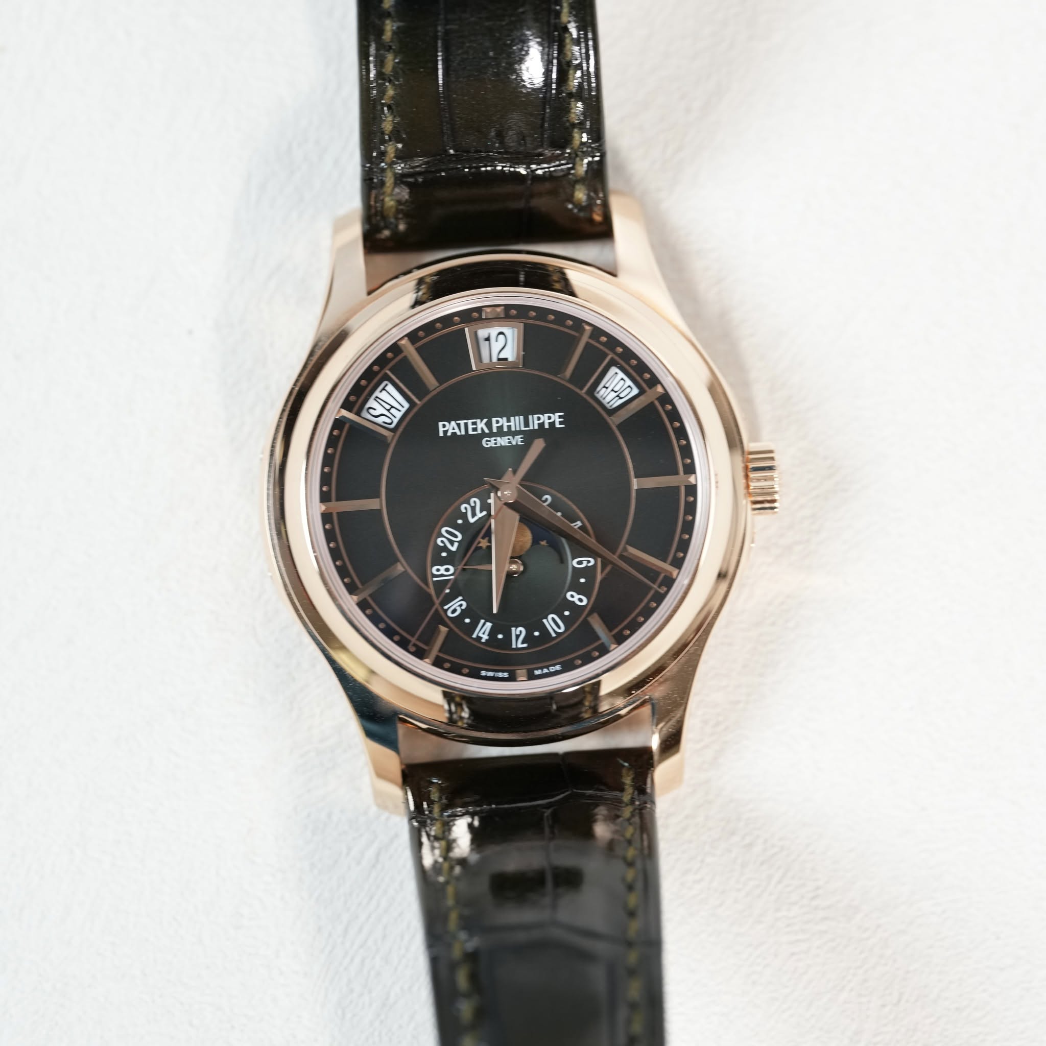 May be an image of wrist watch and text that says '12 ዳስስ Lon PATEKPHILIPPE IPPE PATEK PHIL PHILIPPE GENEVE 童正时日 22 20 80 る G B- -- た央屋'