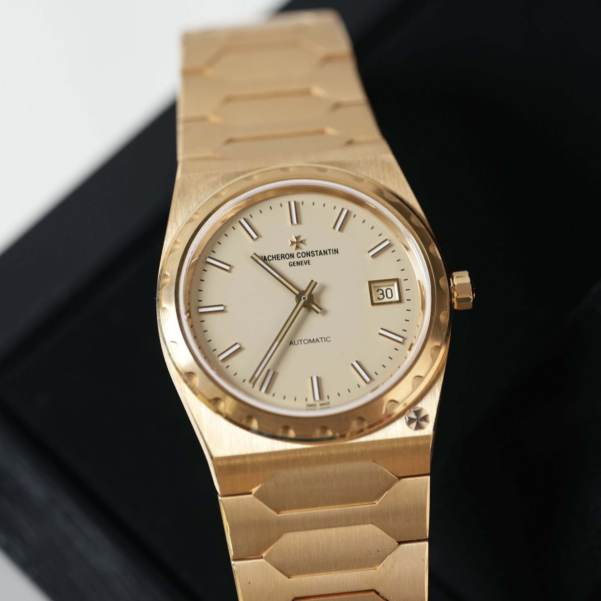 May be an image of wrist watch and text that says 'l' l' CHERON WACHERONCONSTANTIN CHERONCONST CONSTANTIN ENENE 30 AUTOMATIC I' I. 米'