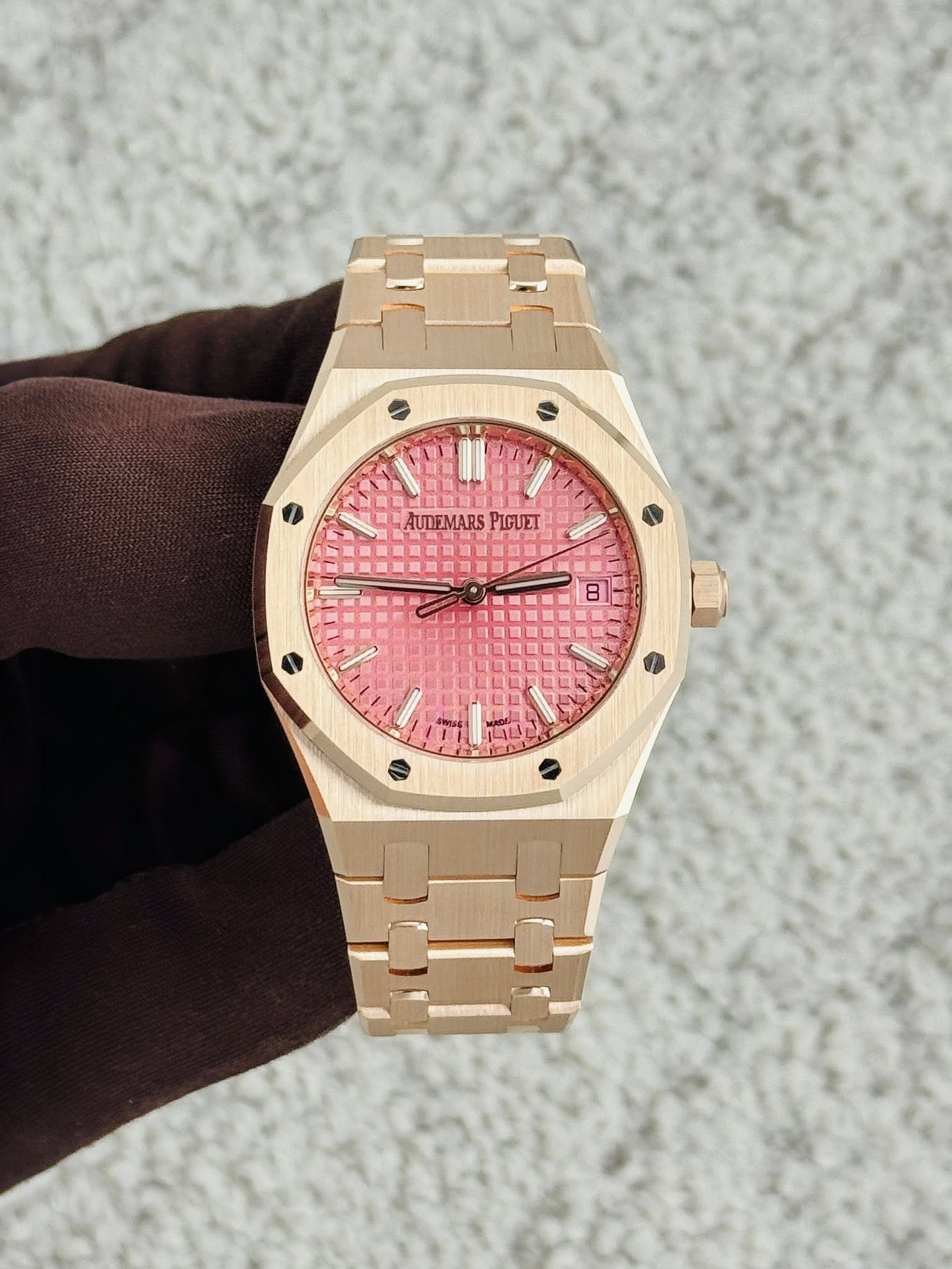 May be an image of wrist watch and text that says '100 ات AUDEMARS AUDEMARSPIGUE PLGUET'
