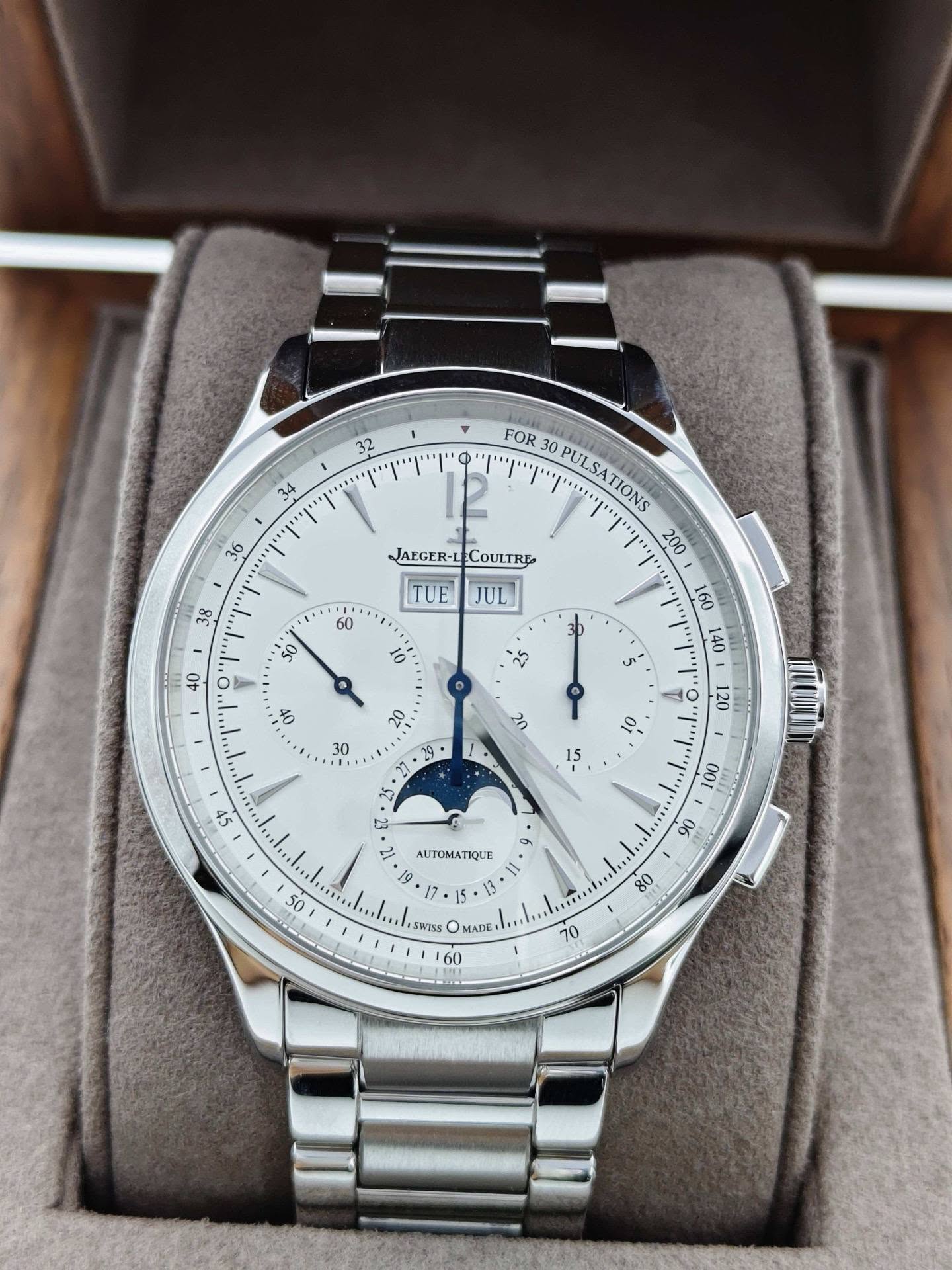 May be an image of wrist watch and text that says '32 34 36 FOR 30 PULSATIONS 200 JAEGER- JAECER-LECOULTRE COULTRE 38 ٠ 60 50 TUE TUEJUL JUL 40 o 0 091 otl 25 40 ل 02 30 ٢ SP…