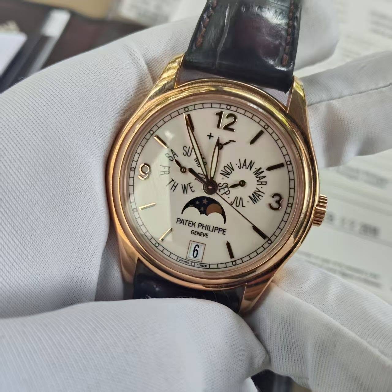 May be an image of wrist watch and text that says '+ 12 SU و SUTO T NOV JAN MAR THWE Η WE SEP.NL SEP. ناال MAY-ABYT MAI لی PATEK EKPHILIPPE GENEVE PHILIPPE 6'