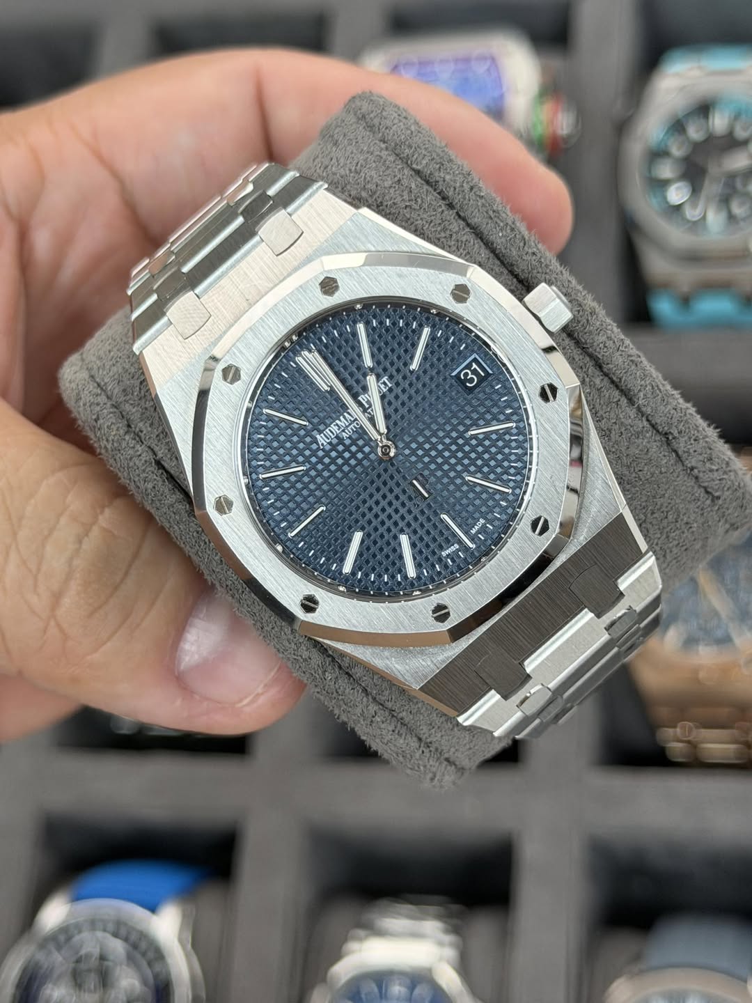 May be an image of wrist watch and text that says '31 SET AUDEMAN A ADE'