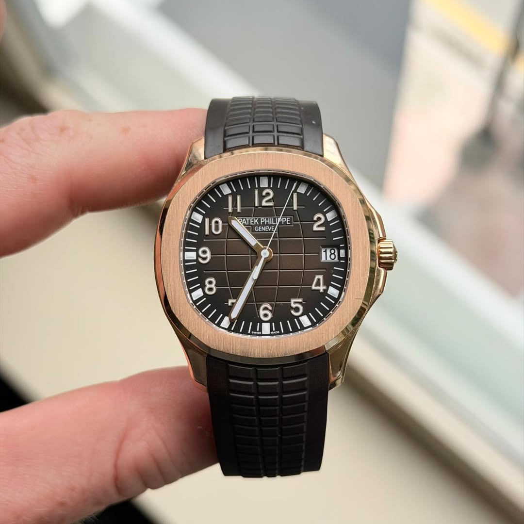 May be an image of wrist watch and text that says 'I1 2 10 BATEK HILI PHILIP PE GENEVE 9 2 18 8 F 4 5 6'