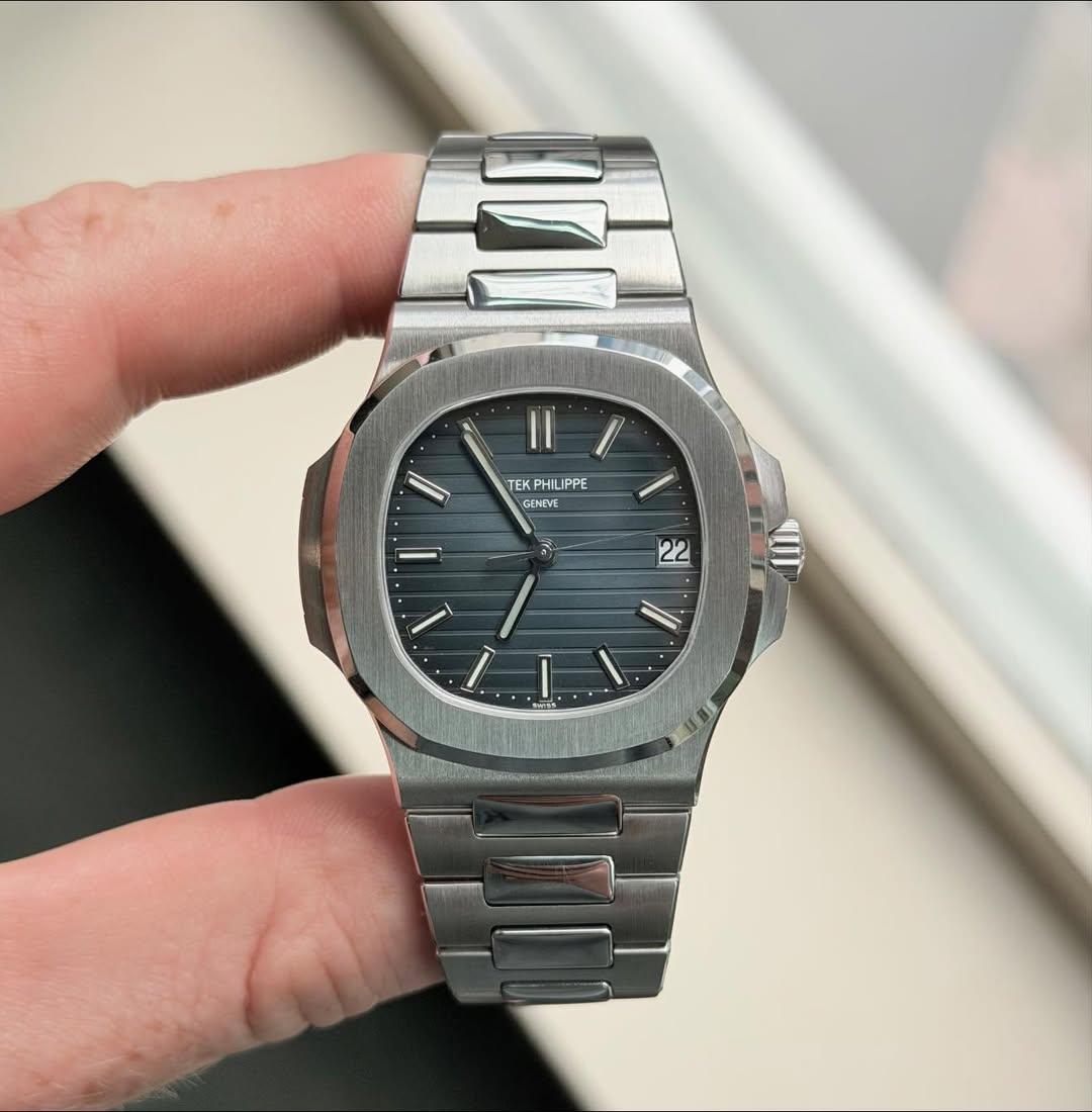 May be an image of wrist watch and text that says 'TEK EKPHILIPPE PH PHIL IPPE DNEVE PNEVE 0 22 I I'