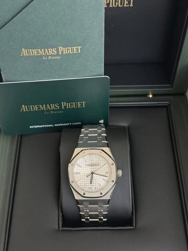 May be an image of wrist watch and text that says 'PIGUET AUDEMARSPIGUET AUDEMARS PIGUET Le Brassus AUDEMARSPIGUET AUDEMARS PIGUET INTERNATIONAL WARRANT CARD မ 協準 11'
