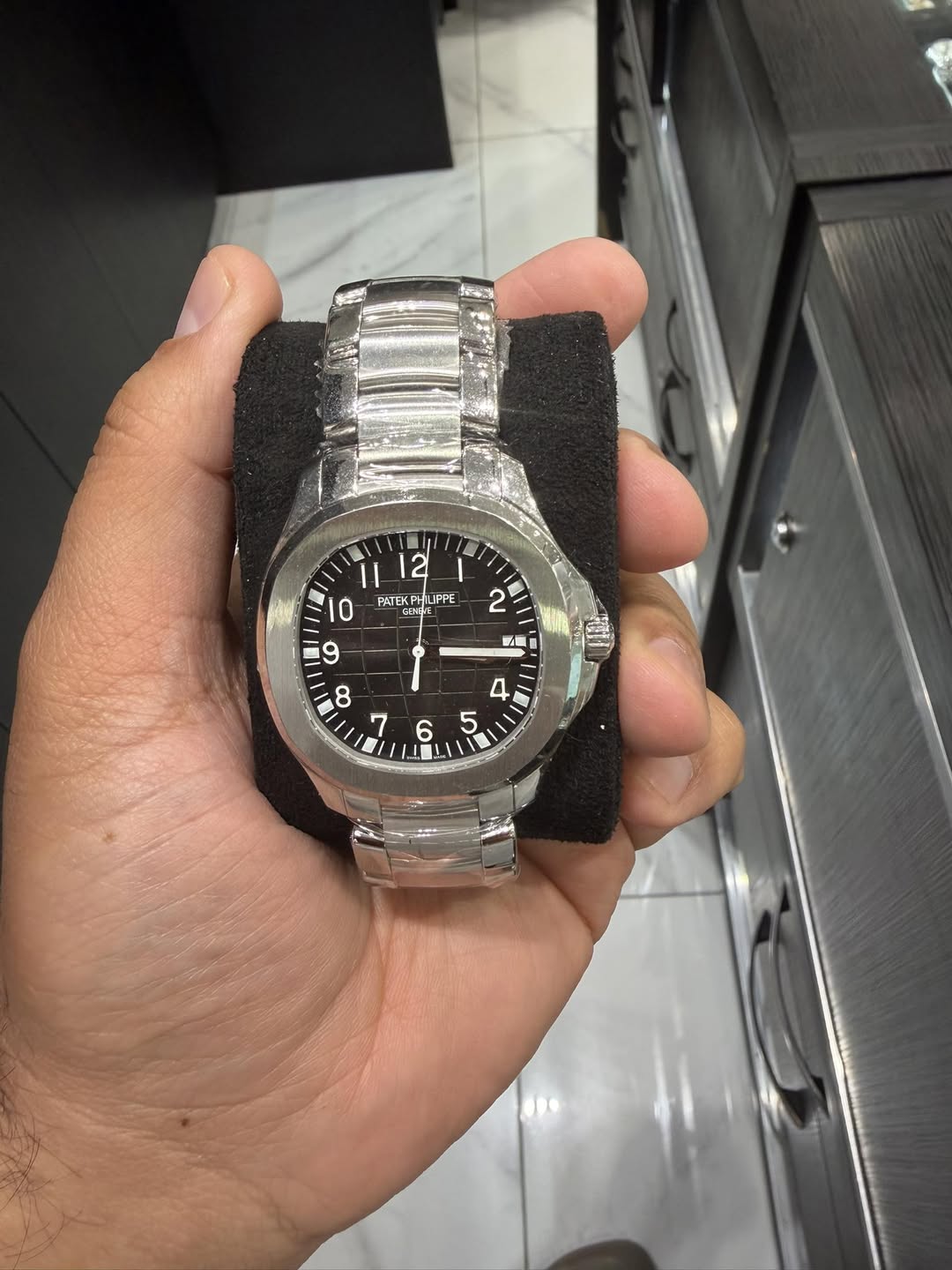 May be an image of wrist watch and text that says 'teasy 12 I BATEKPHILIFPE LIFFE PATEK 0 9 2 M '