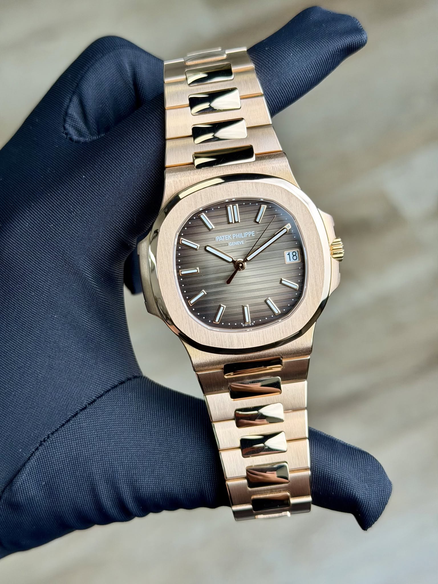 May be an image of wrist watch and text that says 'II I PHILIPPE PATE ATEKPHILIPPE PHILIPP LIPPE EHEVE: 18 ۱ I'