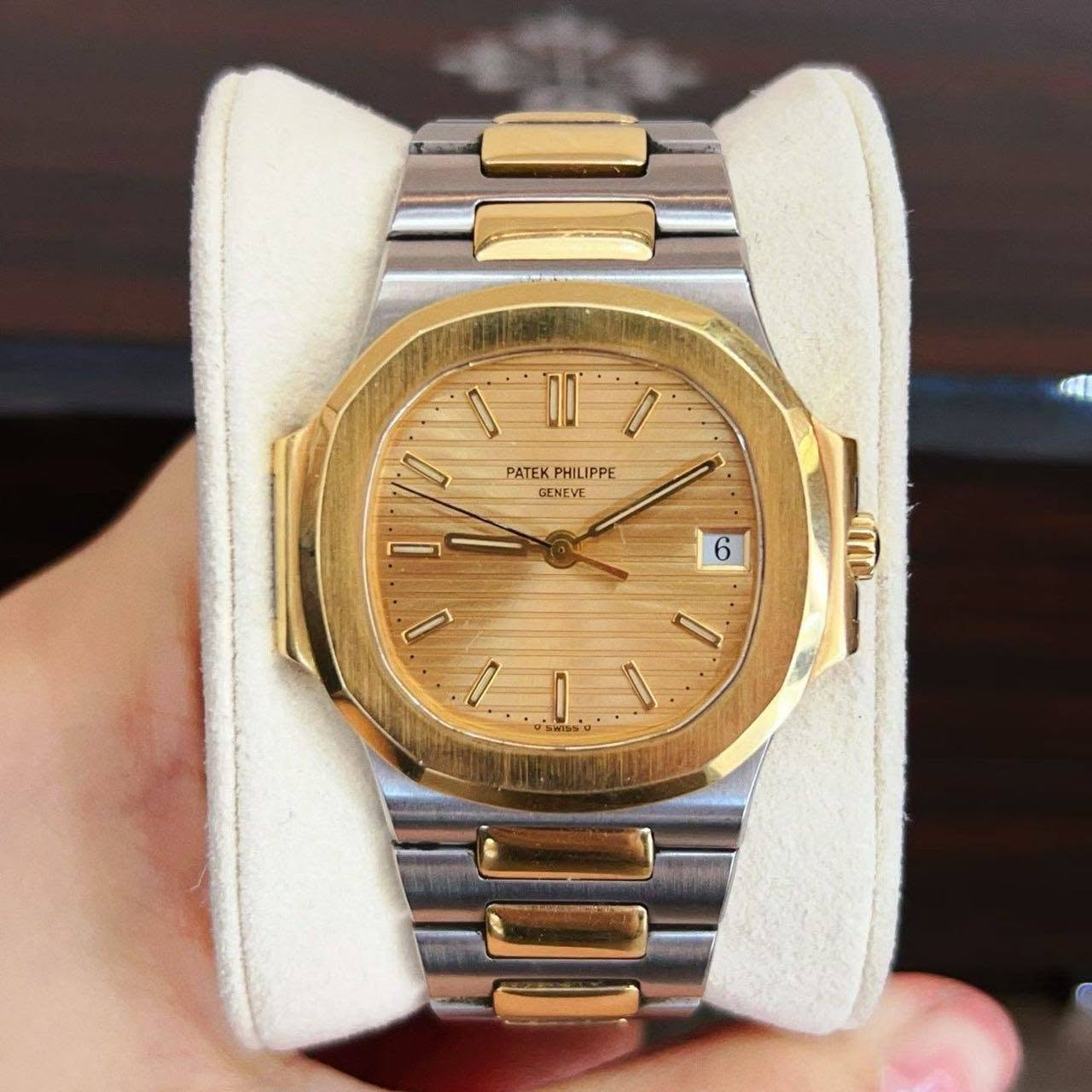 May be an image of wrist watch and text that says 'I 00 I 10 PATEK PATEK.PHILIPP PHILIPPE GENEVE 6 6 በበር I ب 0'