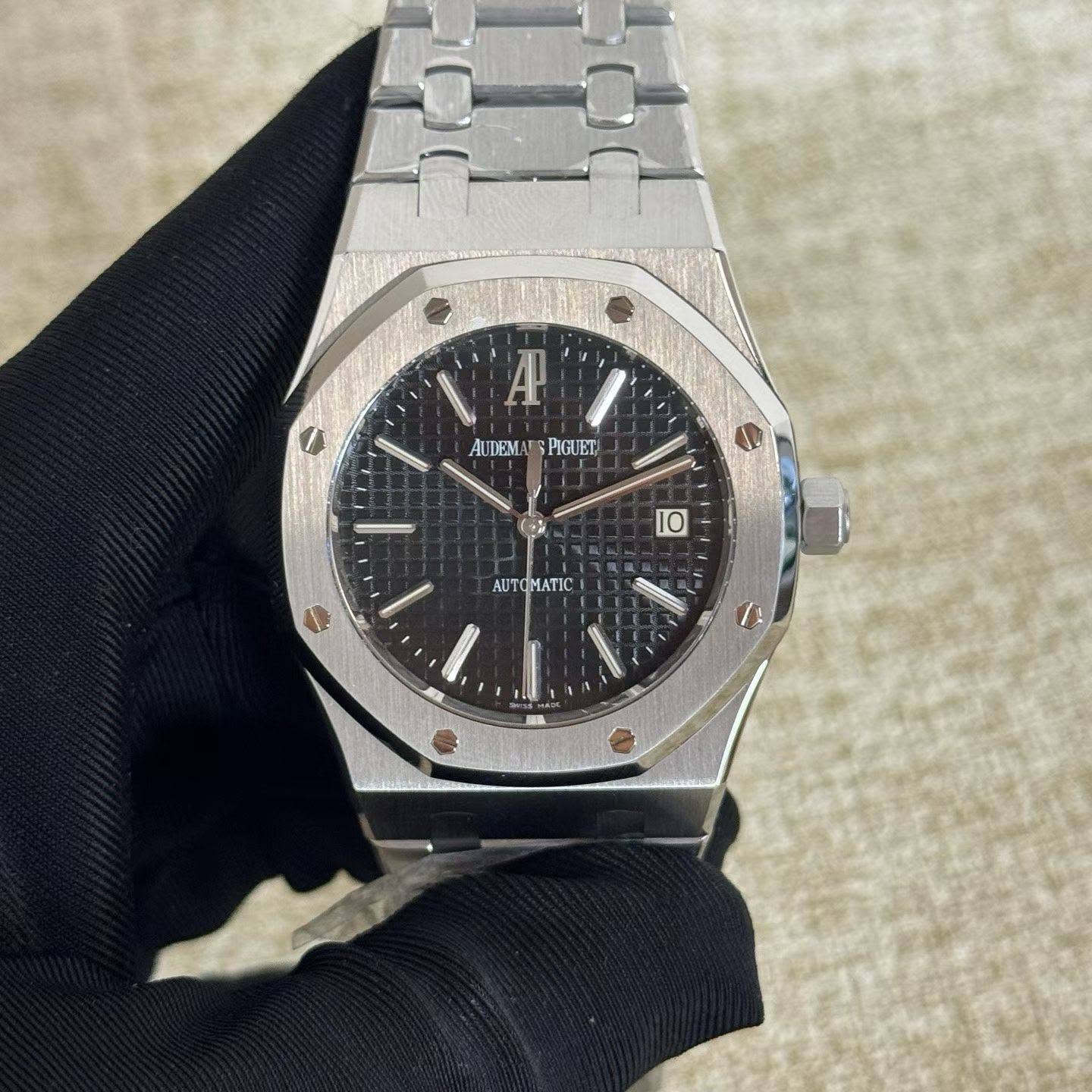 May be an image of wrist watch and text that says 'V AP AUDEMATSPIGUET) AUDEMA PIGUET 10 AUTOMATIC ١٠'