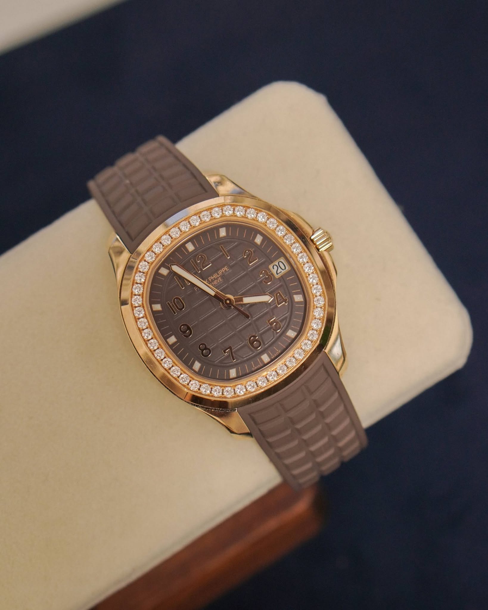 May be an image of wrist watch and text that says 'র CAJLEPP PHILIPPE የኞፍ የዮንም 20'