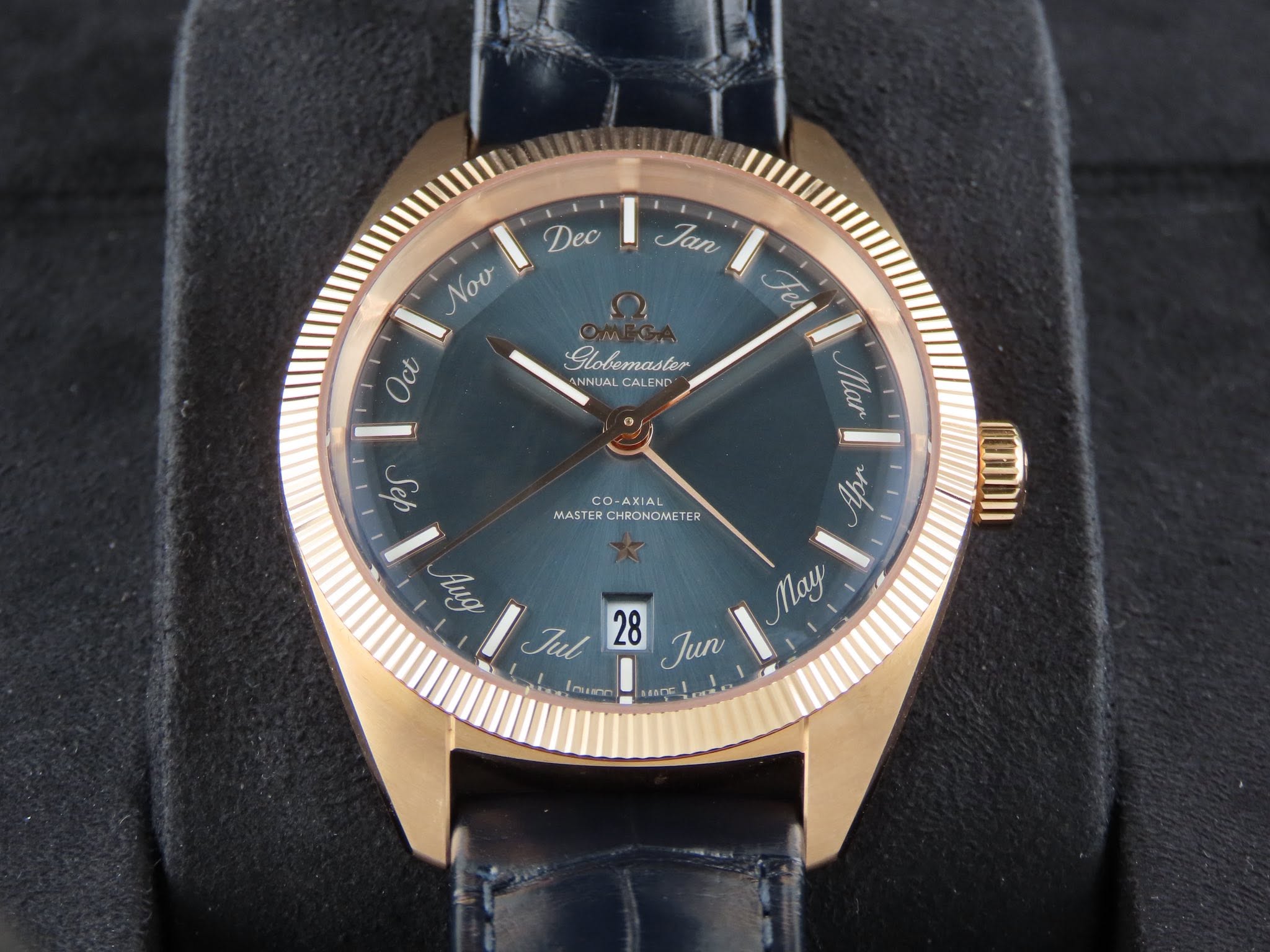 May be an image of wrist watch and text that says 'Aec I Jan Νου Oct ct Fel ANNUAL ANNUALCALEND d CALEND dos Mar dl 0 CO-AXIAL MASTER MASTERCHRONOMETER CHRONOMETER HиA Jul Jul 28…