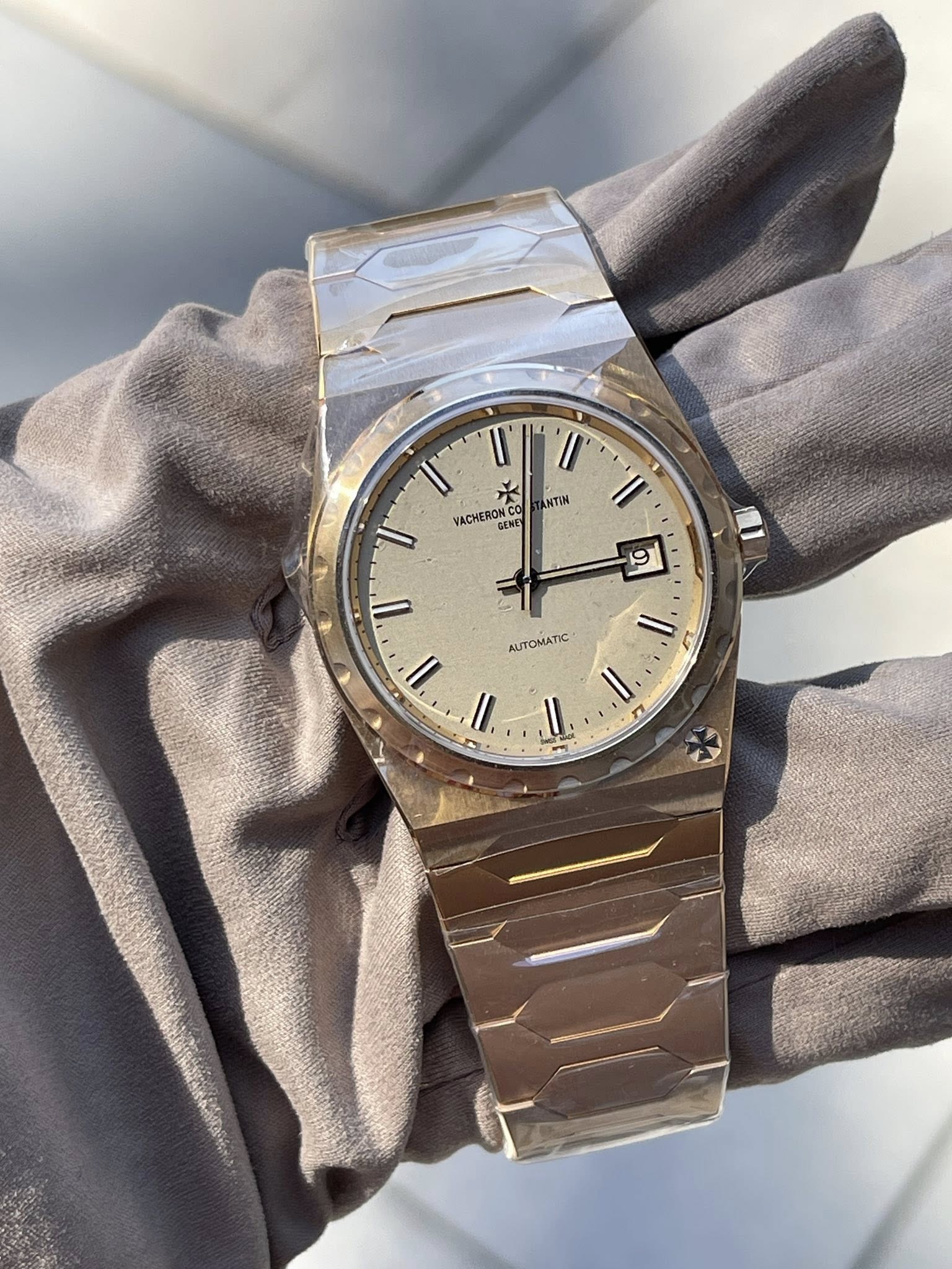 May be an image of wrist watch and text that says 'T U' VACHERON NCO GENE GENE ANTIN Il' 1 9 9 l' Il AUTOMATIC ز / I کمله'