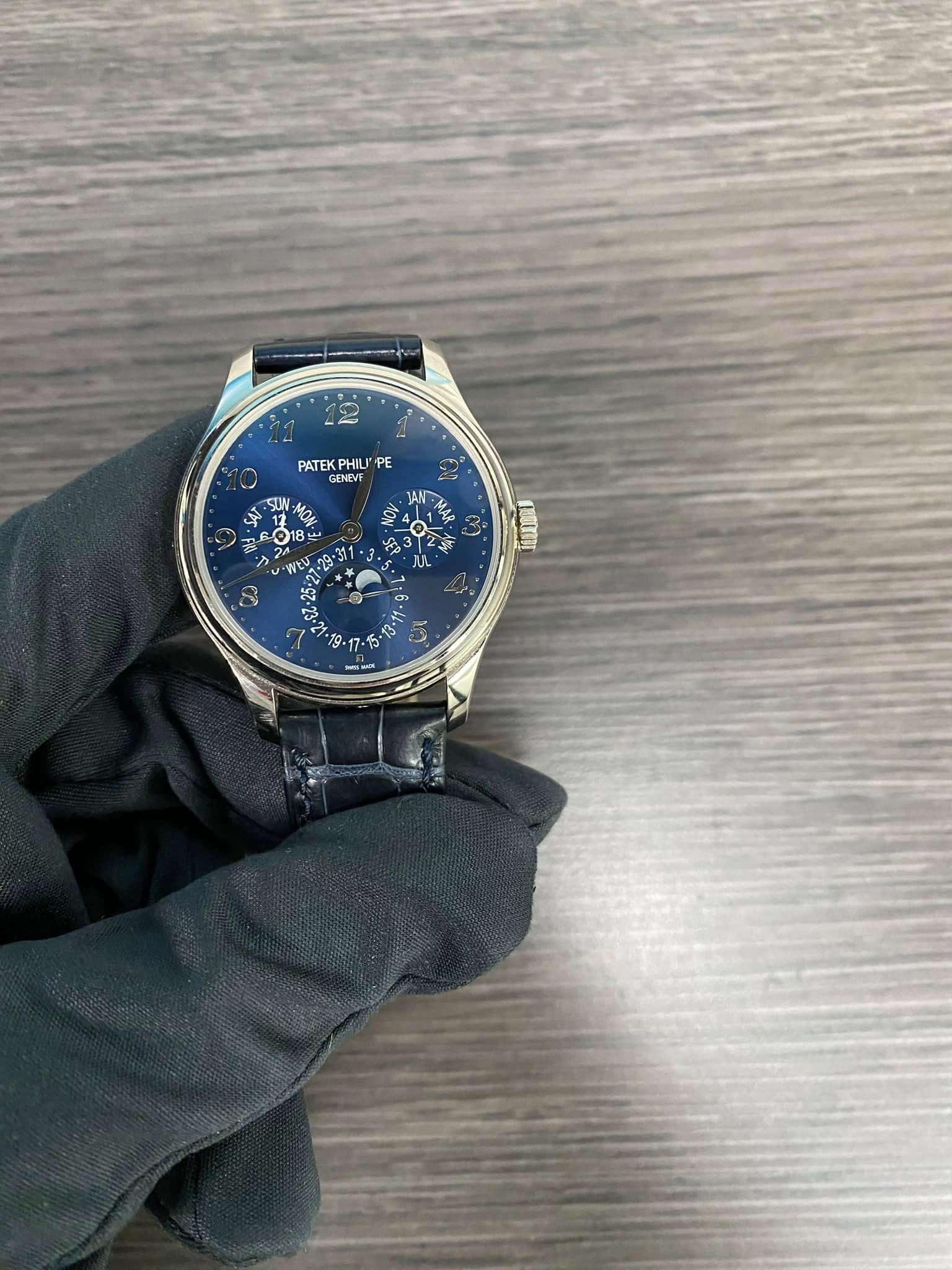 May be an image of wrist watch and text that says 'PATEKPHIL PATEKPH PHILI PE PATEK GENEVF SUN 5掳 Sa'