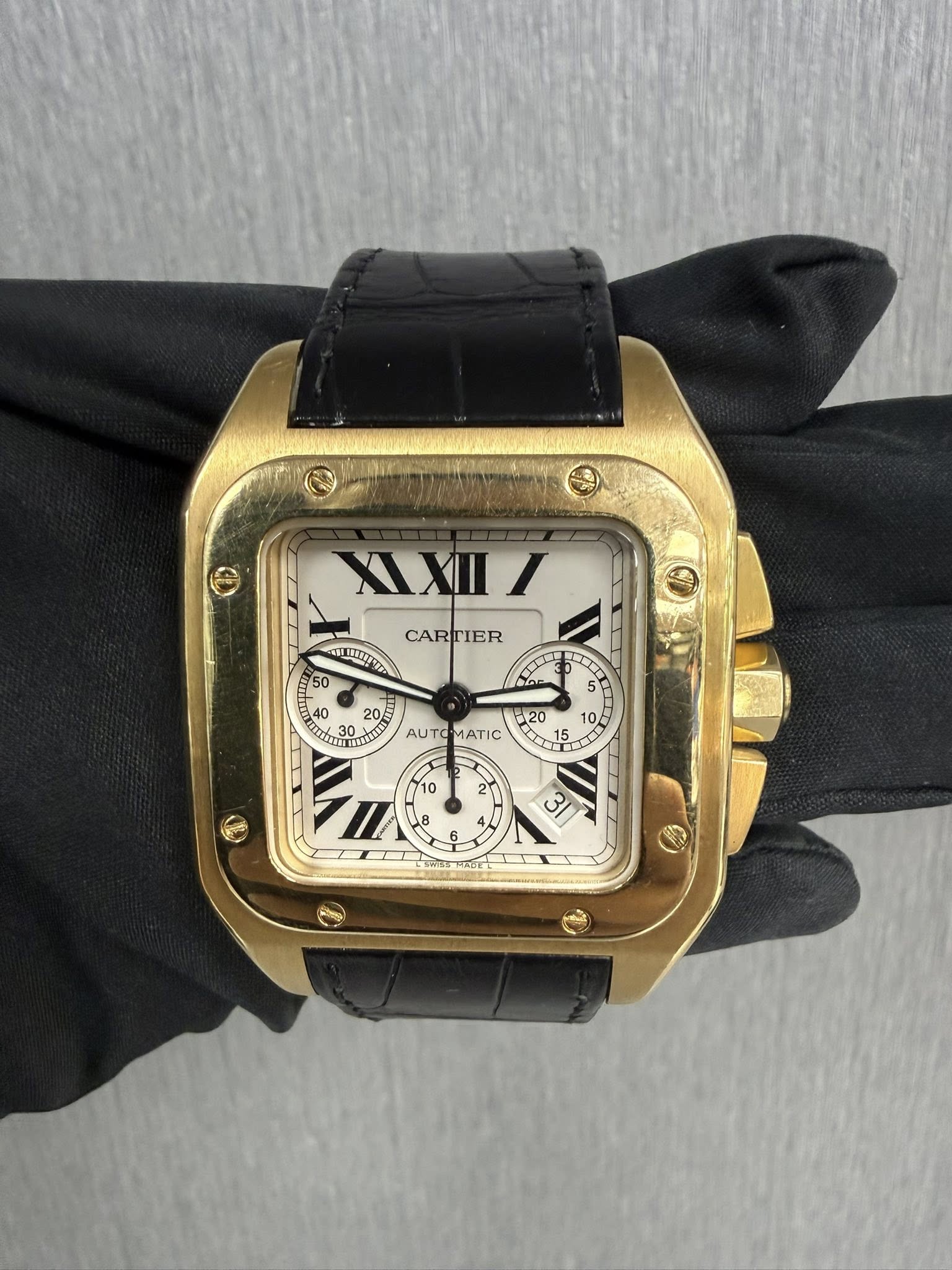 May be an image of wrist watch and text that says 'XIXIII ENEN CARTIER 2 30 5 5g IECIt 620 10 AUTO MATIC आ'