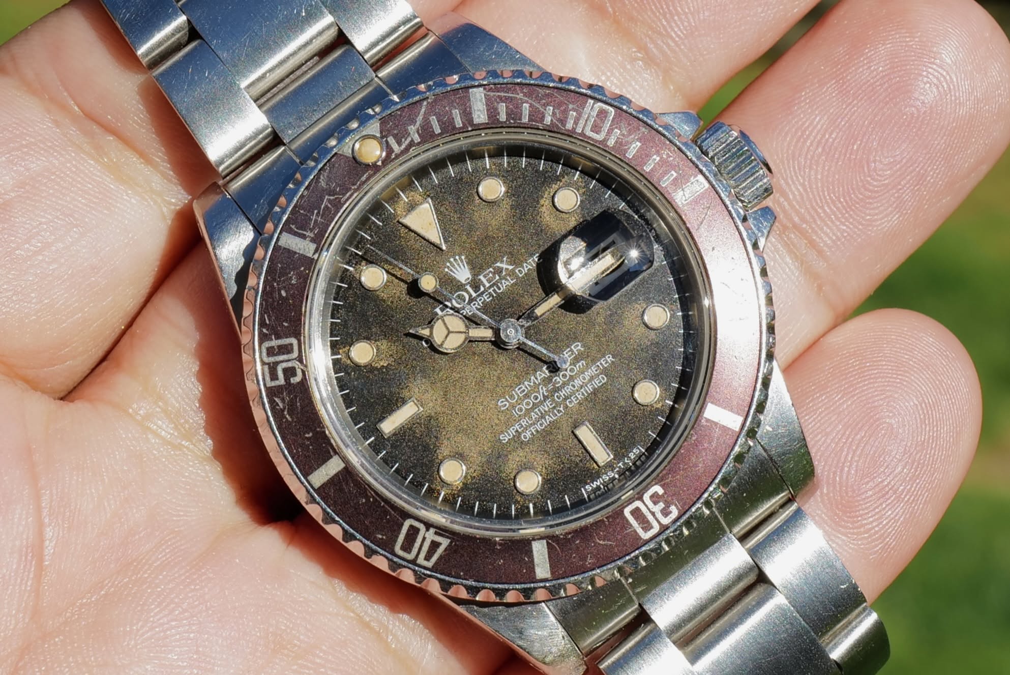 May be an image of wrist watch and text that says '100 ២ 50 LEX TUAL DATE ERPETUAL OLEX ERPE HER TER SUBMA 300m 1000f= CHRONOMETER CHRUICIERS CRTIFIED නන් SUPE SUPERLATIVE COMAlE…