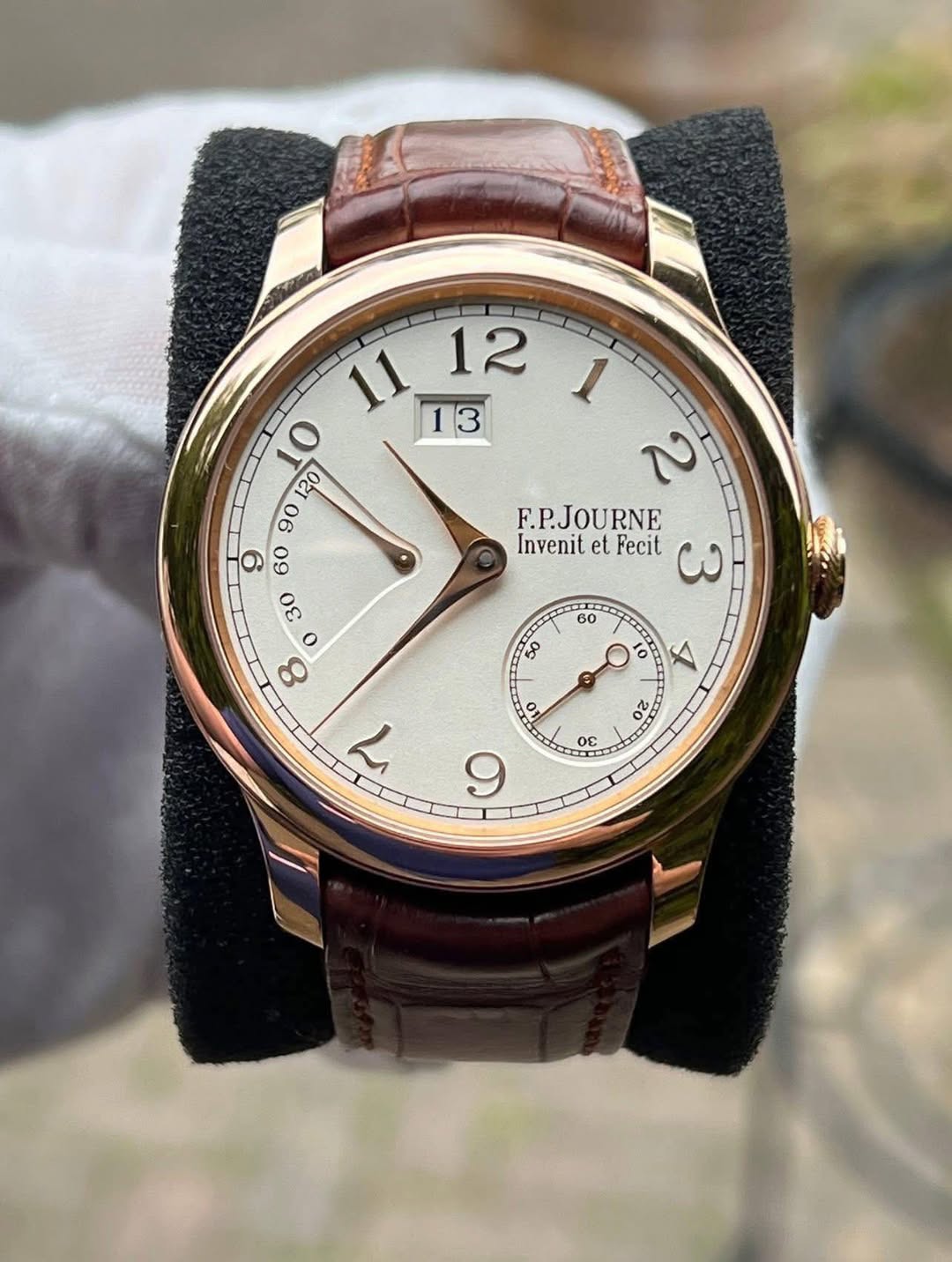 May be an image of wrist watch and text that says ' o o 8 1 ل F.P.JOURNE Invenit et Fecit س 60 မ o 10 A ٥ 2 2 Οε ٨ 30 9'