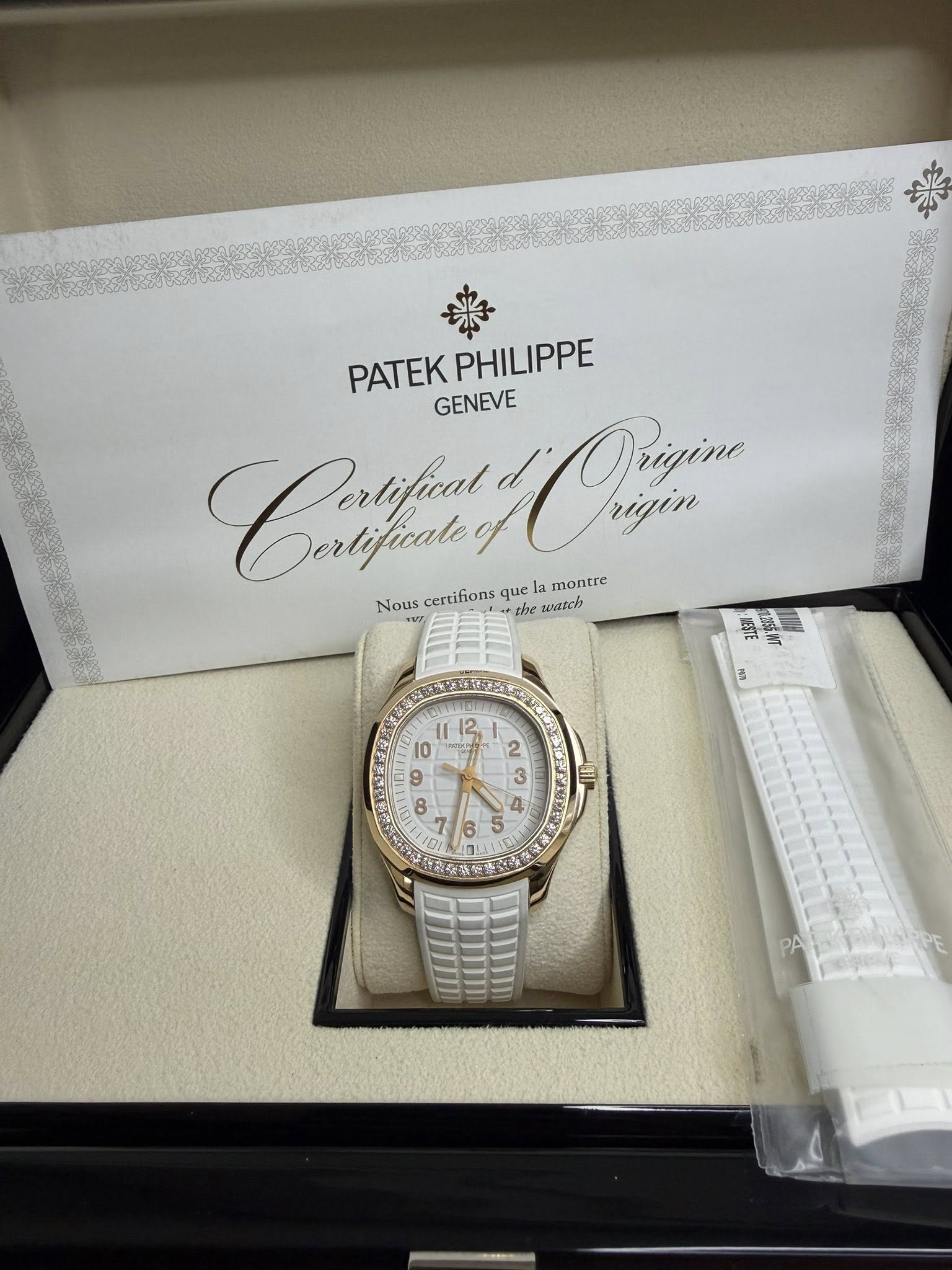 May be an image of wrist watch and text that says 'PATEK PHILIPPE GENEVE Quyin rigin rigin Carfin Dertificale Origine Nous certifions que la montre he watch IESTE পওা NT 12, D 5 B…