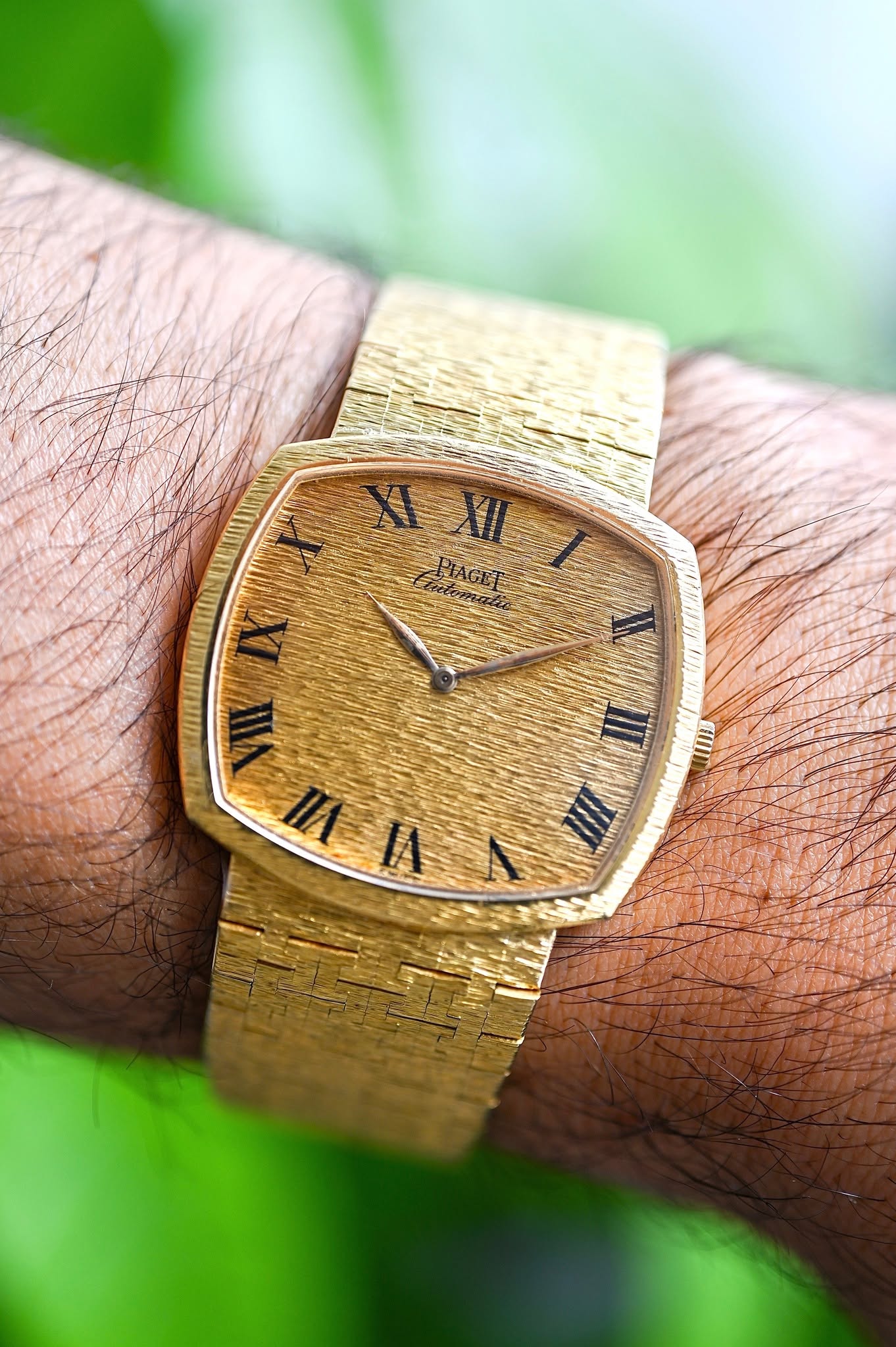 May be an image of digital watch and text that says 'MIA VII UII'