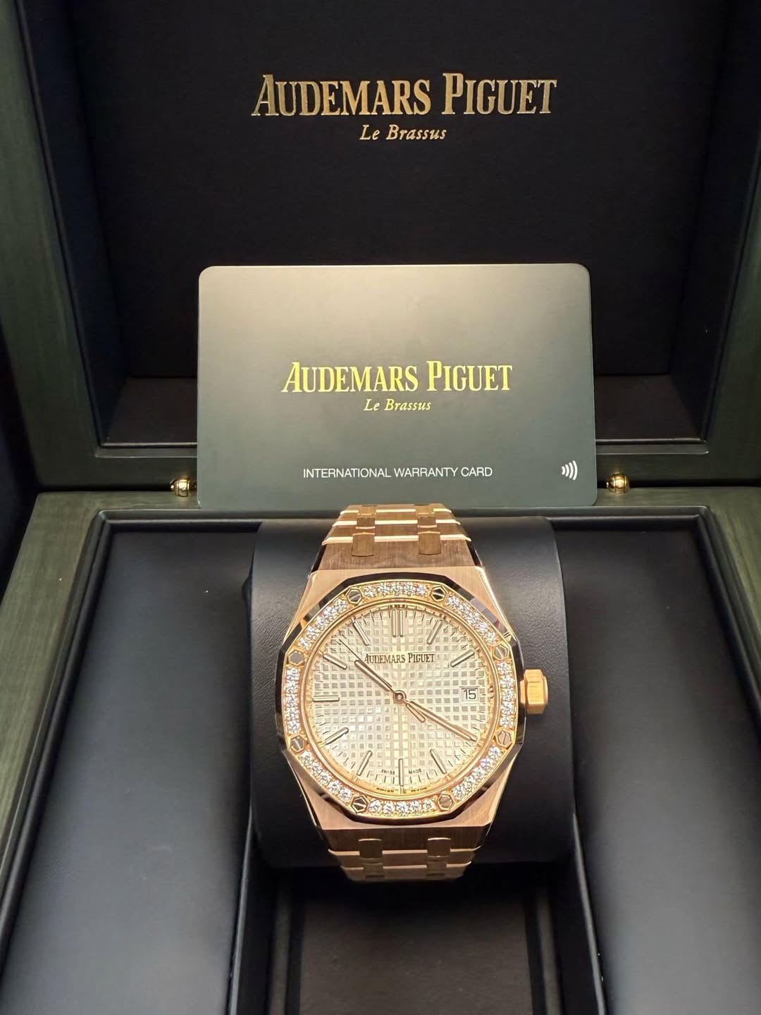 May be an image of wrist watch and text that says 'AUDEMARS PIGUET Le Brassus AUDEMARS PIGUET Le Brassus INTERNATIONAL WARRANTY INTERNATIONALWARRANTYCARO CARD ))) - AUREMARS…
