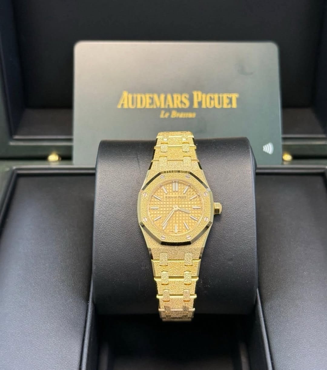 May be an image of wrist watch and text that says 'AUDEMARS PIGUET Le LeBrasras II vushar 福'