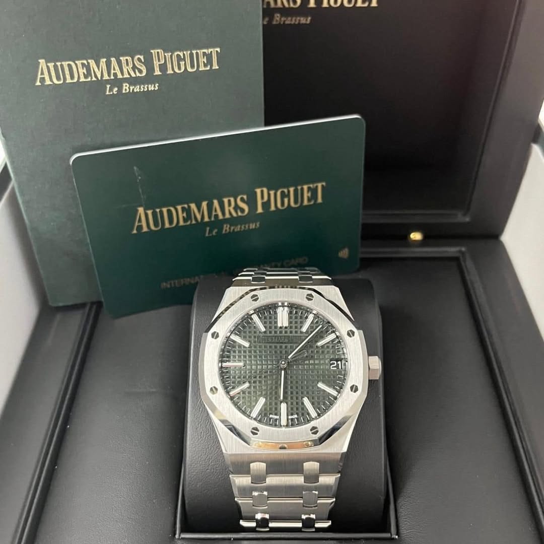 May be an image of wrist watch and text that says 'HOUDE AUDEMARS PIGUET Le Brassus AUDEMARS PIGUET 21 S'