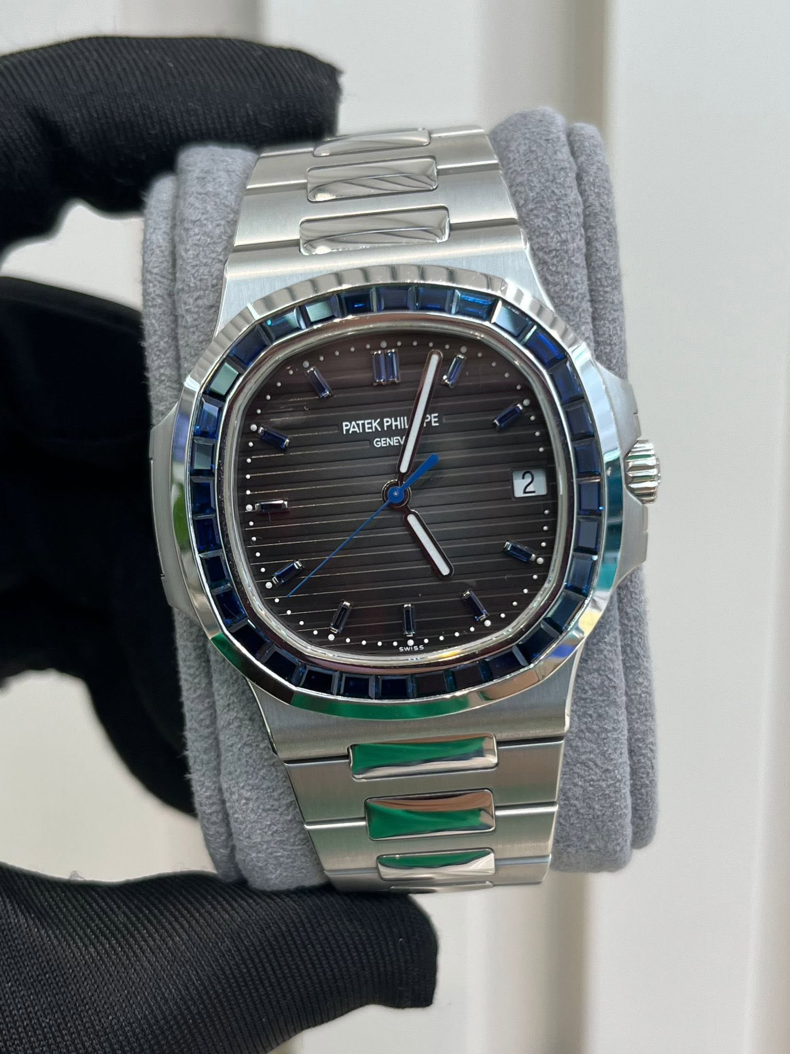 May be an image of wrist watch and text that says 'PE 螘 PATEK PHIL GENEV 2'
