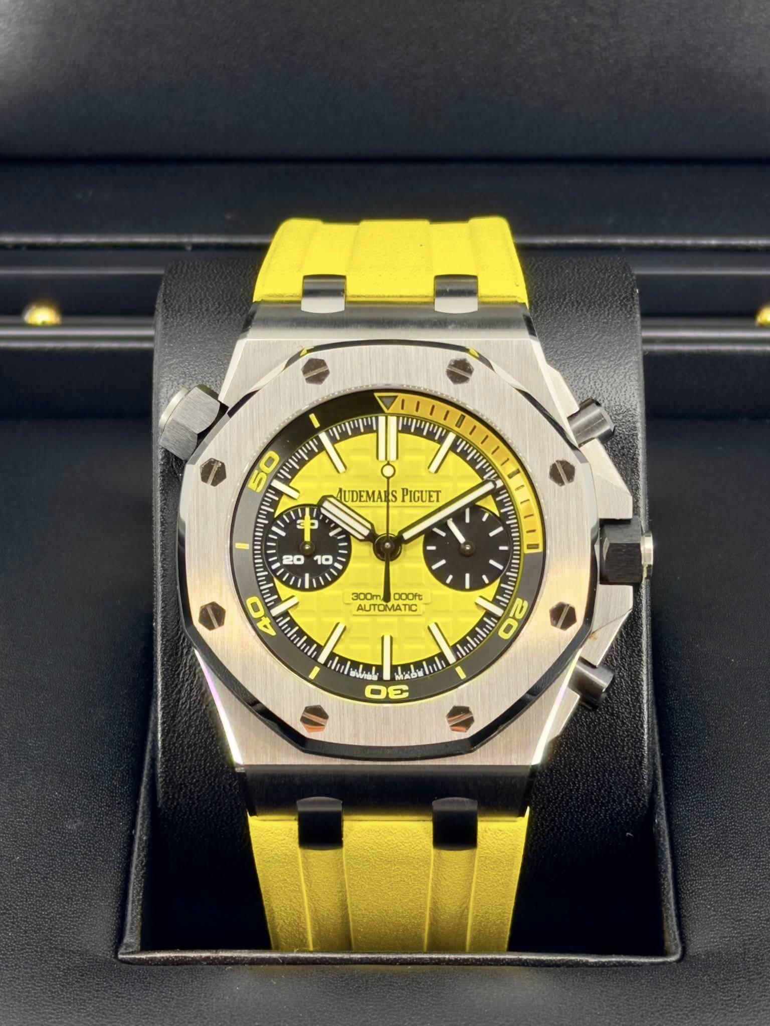 May be an image of wrist watch and text that says 'מייןייוייןי מוייויוין 50 መጣጣላ ሞጣ יויין W 1 AUDEMARSPIGUET UDEMARS PIGUET T DOOft AUTOMATIC 40 יוייוייויי ሞጥ ilabule badwhin DE…