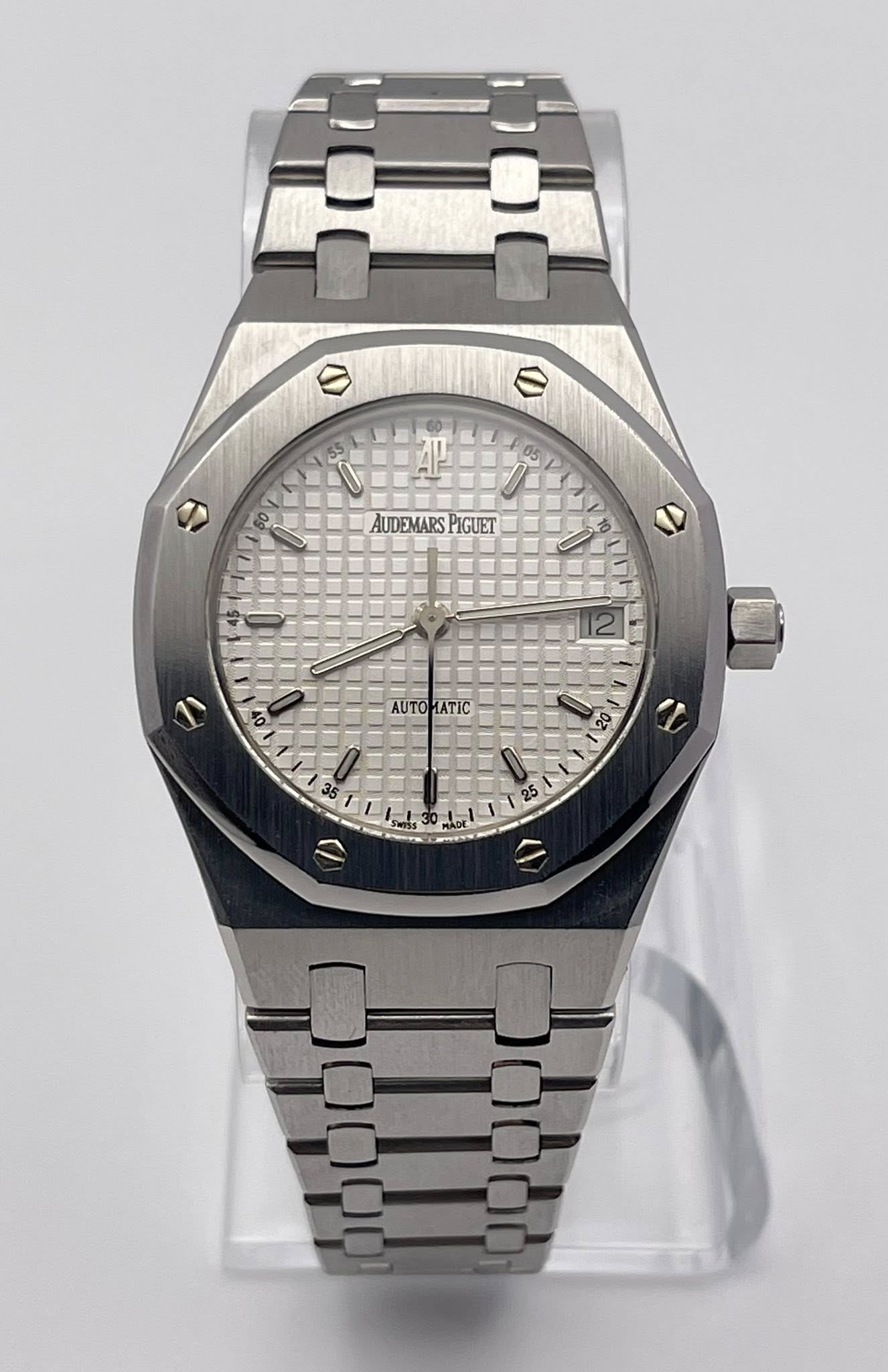 May be an image of wrist watch and text that says 'AUDEMARS AUDEMARSPIGUET PIGUET 0% ATIC 20 5 30 H mA ADE 1 Pa'