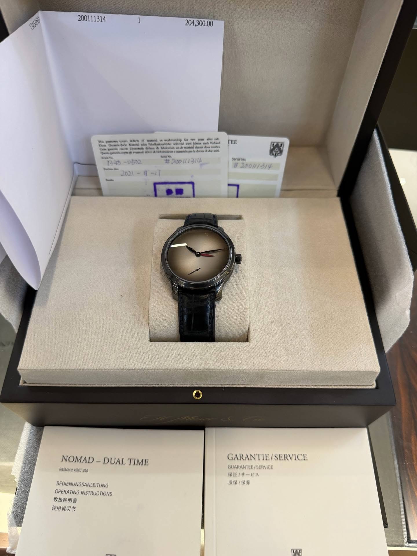 May be an image of wrist watch and text that says 'ちた , rEE T AS Seriauno 注 #20011614 NOMAD NOMAD-DUALTIM DUAL TIME .35 BEDENUINBSAWKEITUNG OPERATING ANSTRUCTIONS 版板能明券 使用說弱督…