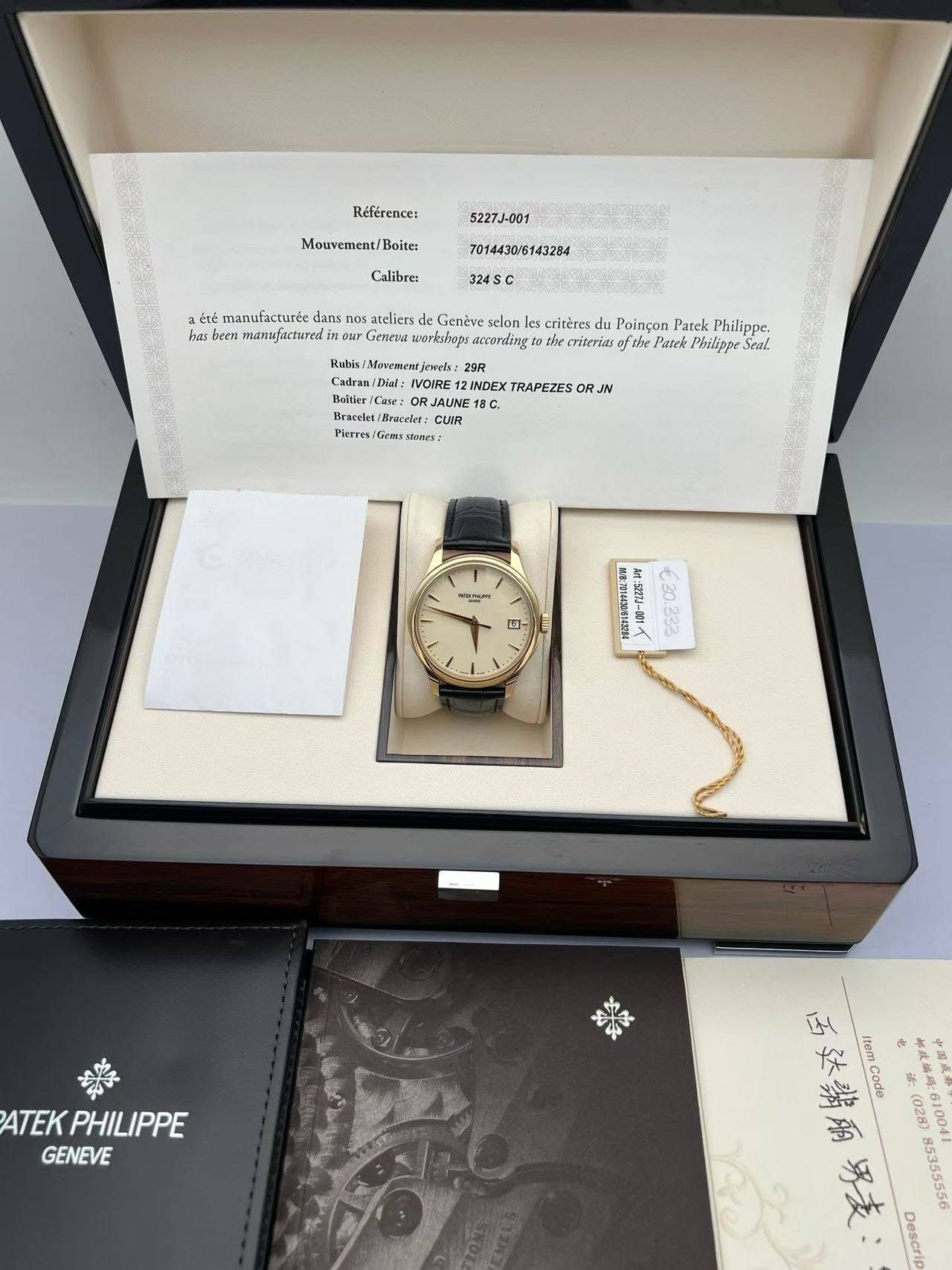 May be an image of wrist watch and text that says 'Référence: 5227J-001 Mouvement/Boite: Boite: Calibre: 7014430/6143284 324SC εέτέ manufacturée dans ภตร ateliers de Genéve es…
