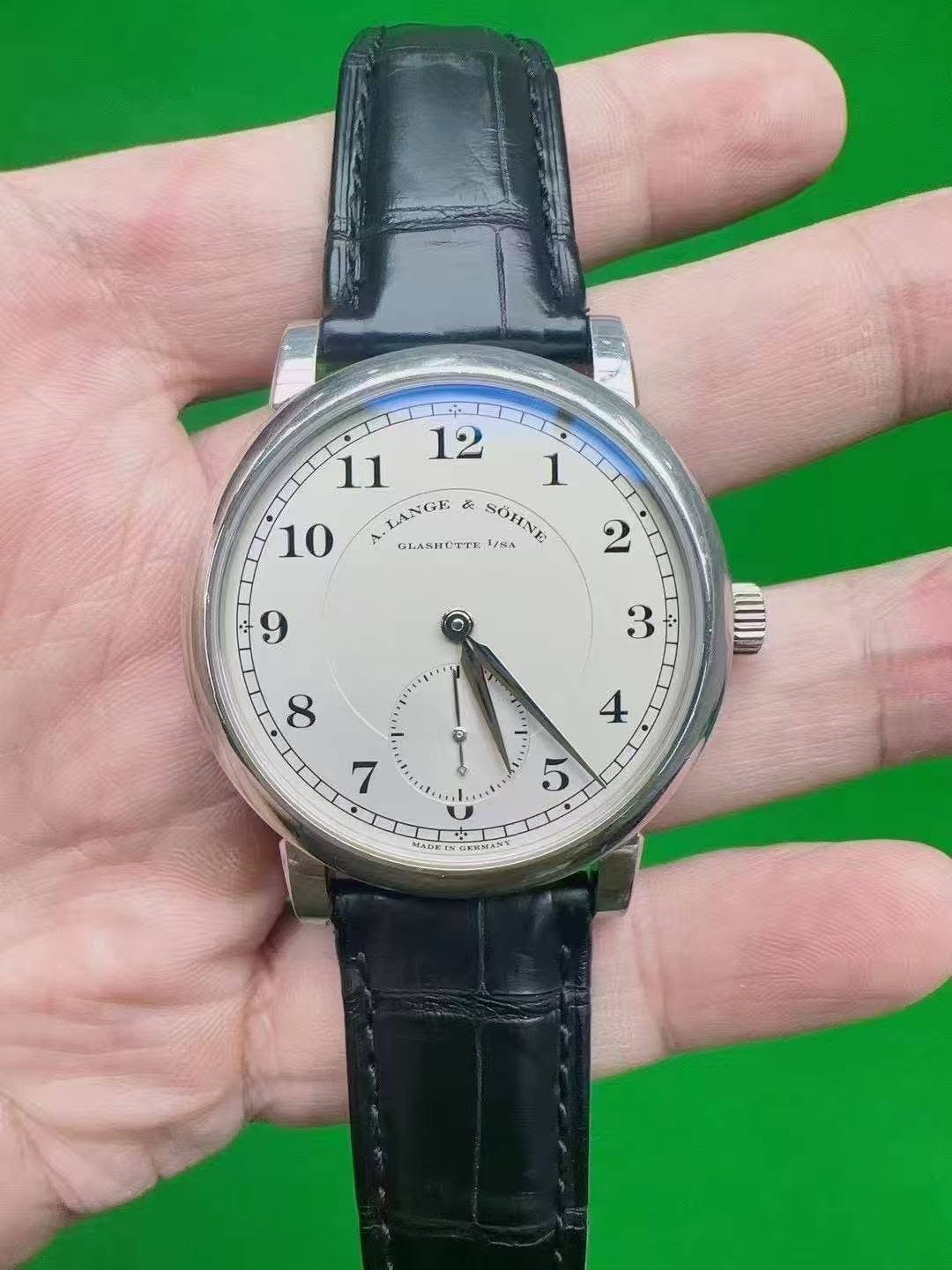 May be an image of wrist watch and text that says 'ز 12 11 1 LANGE 表 SOHNE 19A 10 A 5 GLASRUTTE 2 و 3 อ E 5 EADK.IN ロ1 ON PX ADE1'