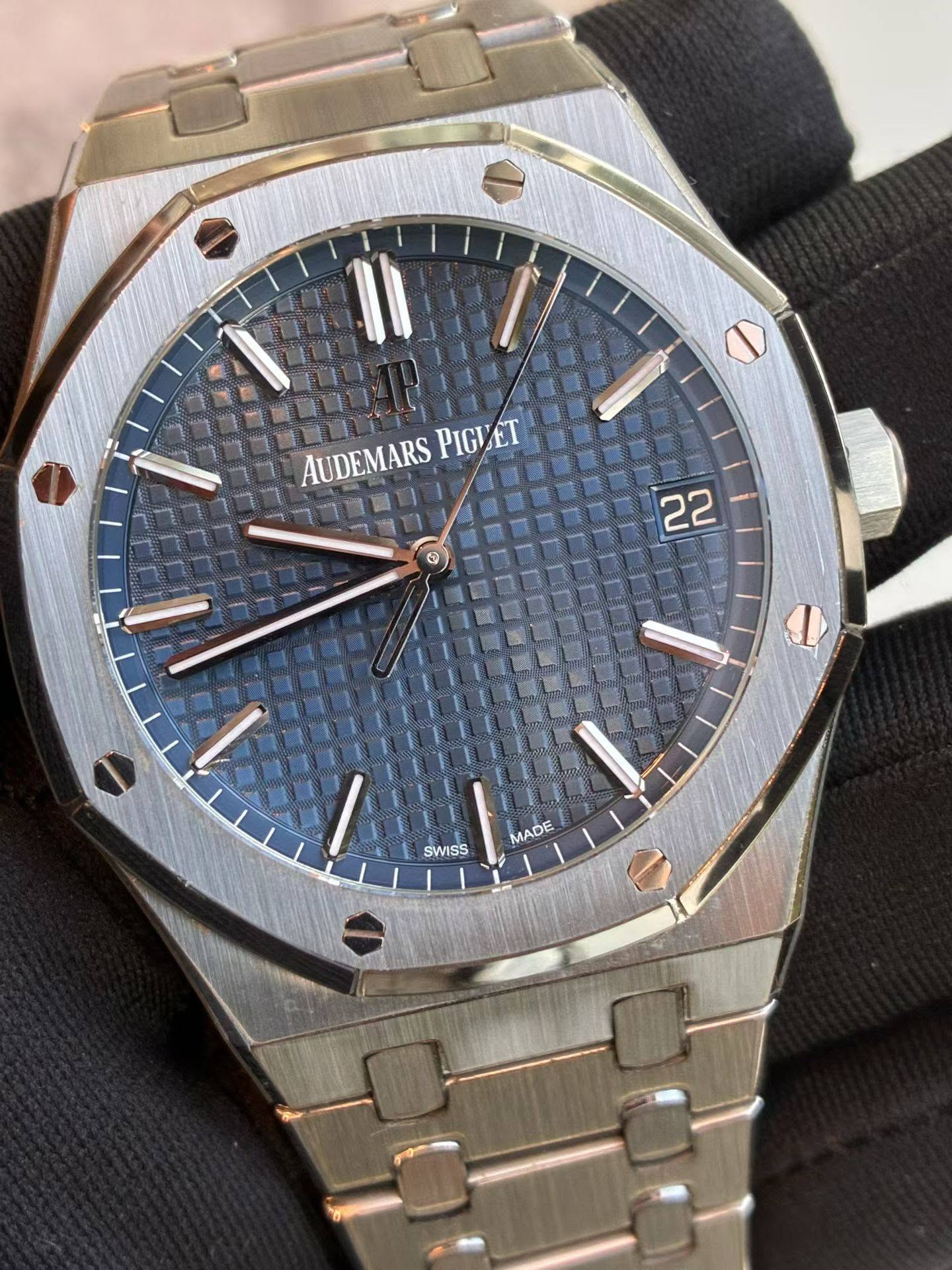 May be an image of wrist watch and text that says 'AUDEMARS PIGUET 22 SWISS MADE'