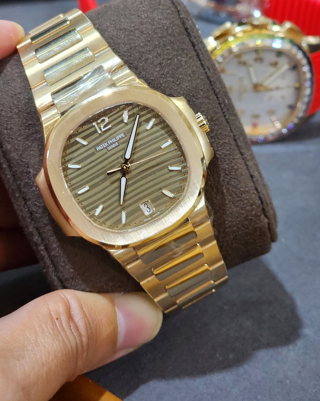 May be an image of wrist watch and text that says '12 PHIL IPPE PATEK GENEVE 3 NG ADE tyaG 分'