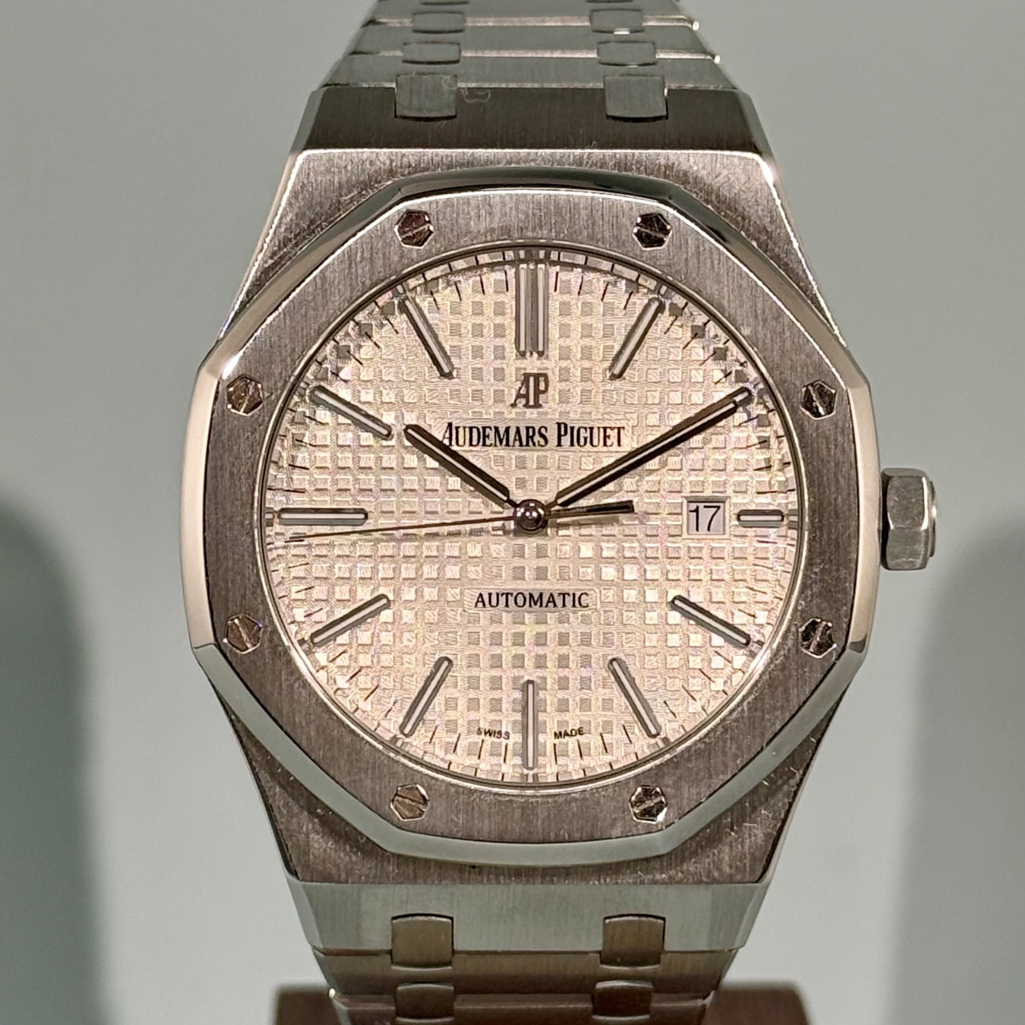 May be an image of wrist watch and text that says 'as AUDEMARS AUDEMARSPIGUET PIGUET LHIAA /'