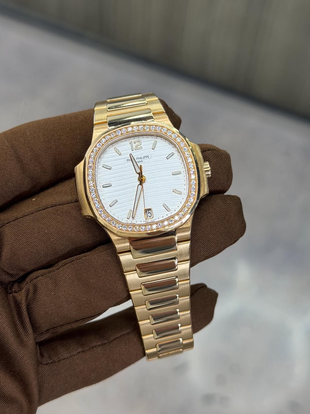 May be an image of wrist watch and text that says '0 12 円 PHLPPE እስ.ዬ 0 O مم I ባም S 5 E'