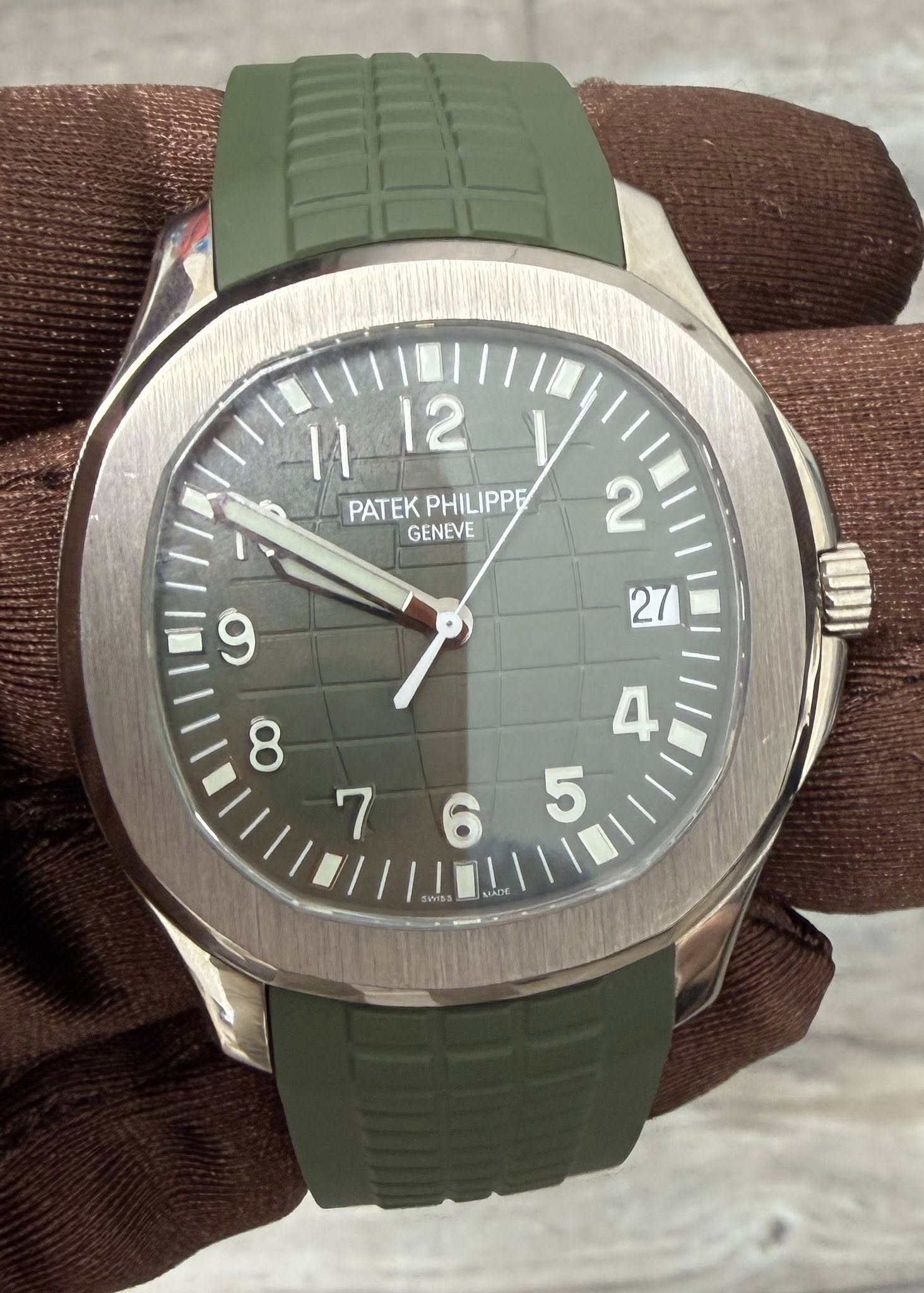 May be an image of wrist watch and text that says '11_12 11 12 I 1 PATEK PATEKPHILIPPE PHILIPPE GENEVE SWISS MADE'