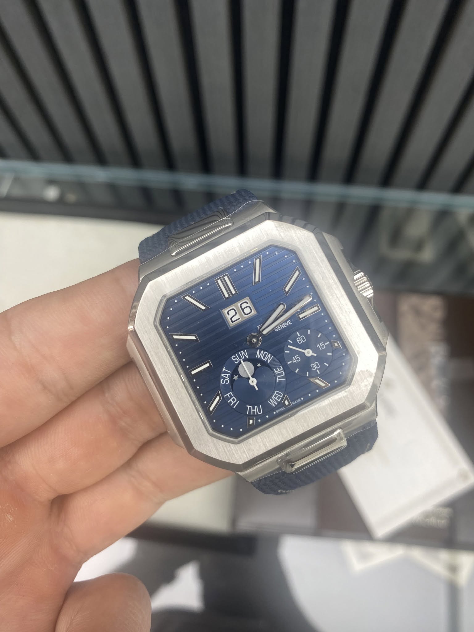 May be an image of wrist watch and text that says 'I CO c ሚ GENEVE 50 15 5 حی 30 a SUN MON 45 SAT 2 لي မ NED MDE Mot THU'