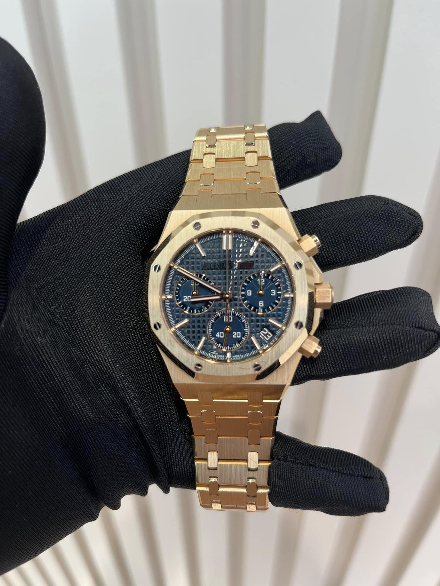 May be an image of wrist watch and text that says 'ii SG'