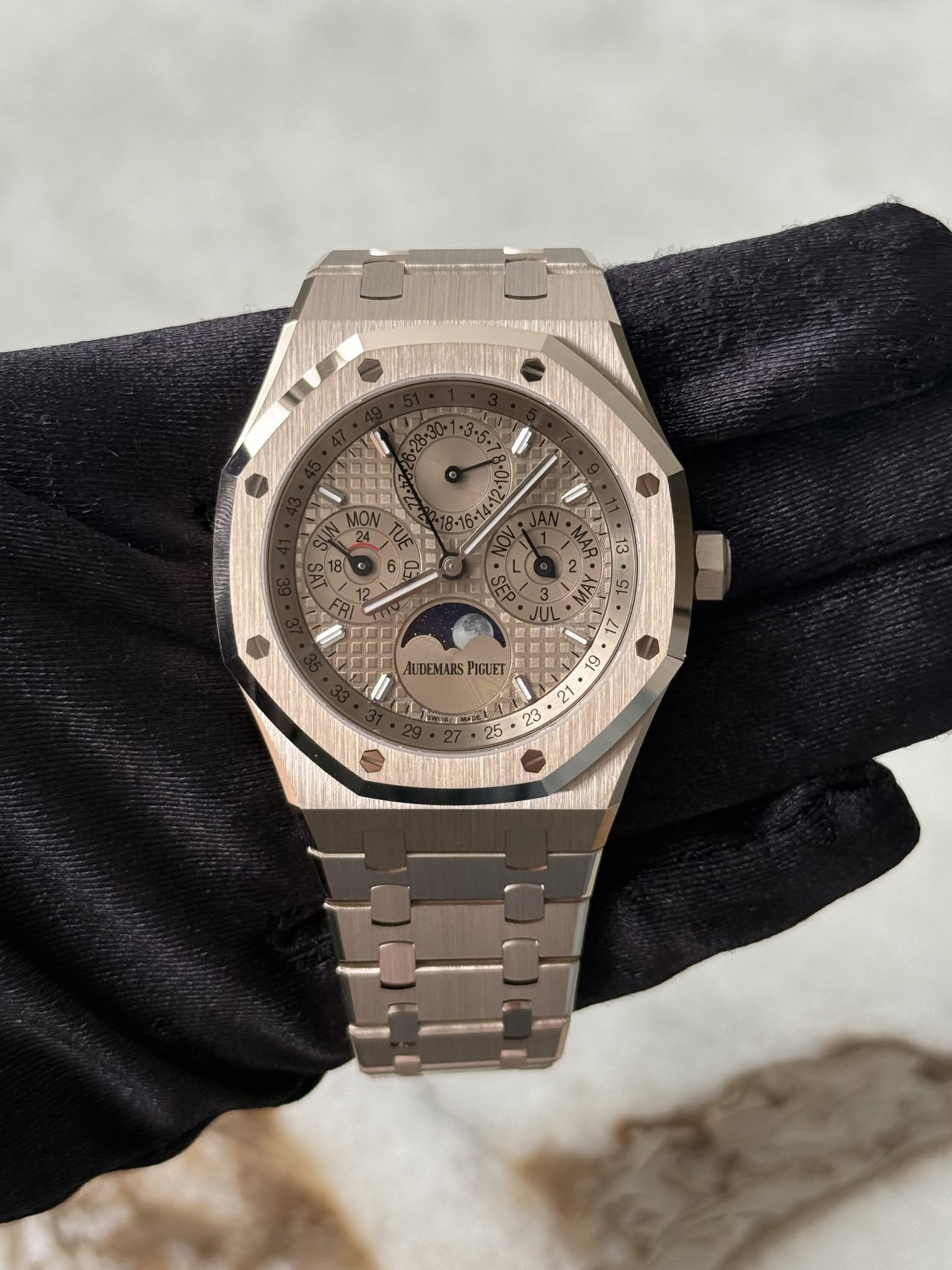 May be an image of wrist watch and text that says 'B A 13 ب 56 S 3 ثال < L1 ALLEMARSPIGUET PIGUET ALDEMARS ဝဲ 19 ی 21 p 23 Cmr 5'