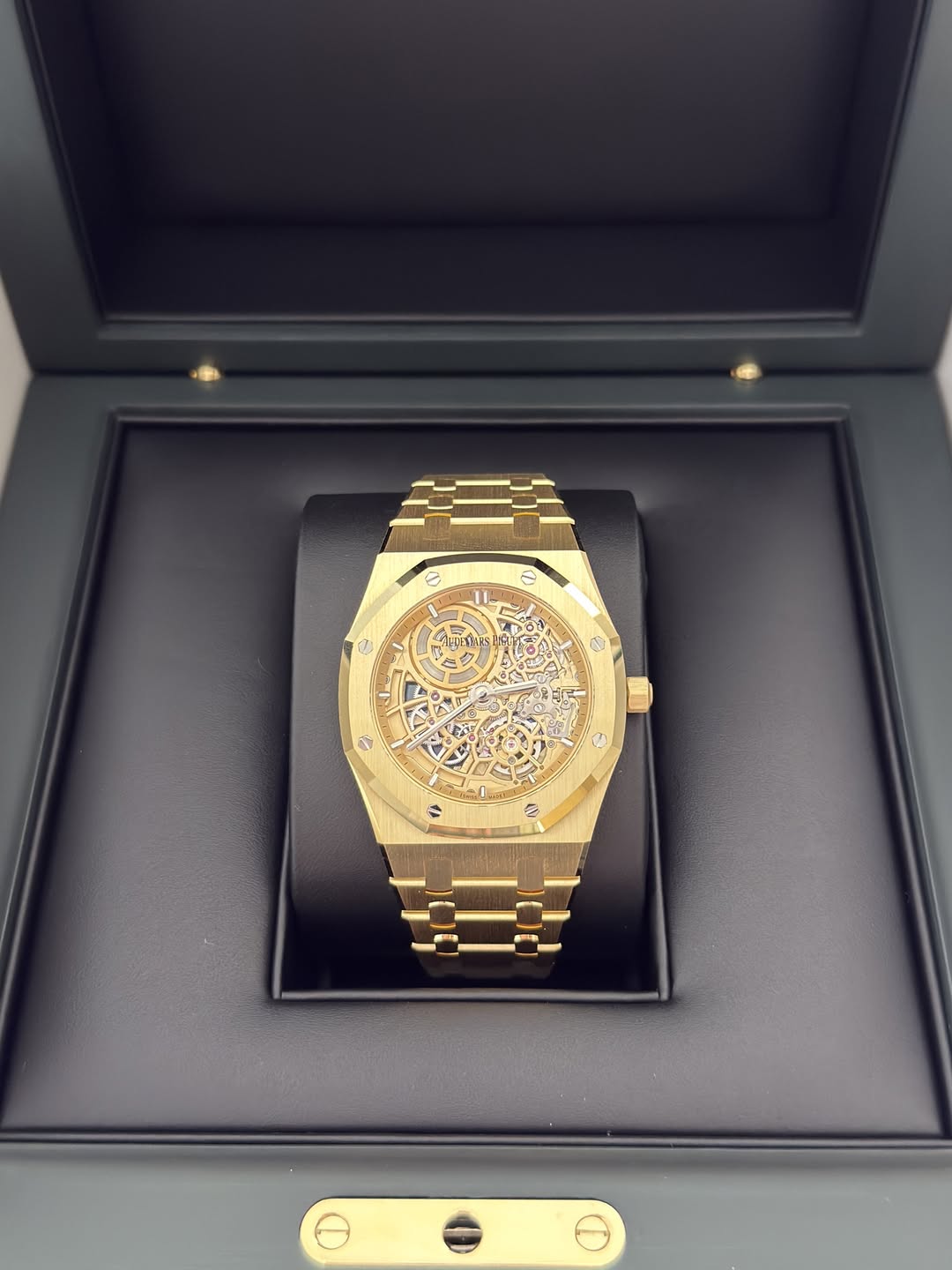 May be an image of wrist watch and text that says 'e S 品 x 三 순'