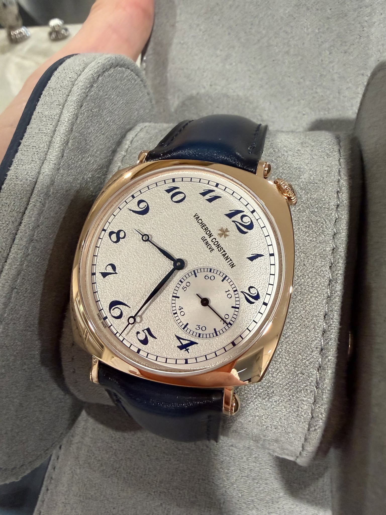May be an image of wrist watch and text that says 'و 0 11 C VACHERON * 12 GENEVE ONSTANTIN 4 دا w โล 0 10 T IJL 2 LIT LII 3r 30 110 ل'
