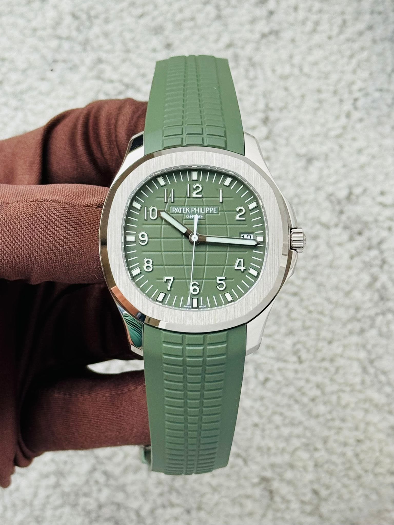 May be an image of wrist watch and text that says '12 PATEKPHILIPPE PATEK PHILIPPE GEN NOVE ENIIE 은 0 9 2 قع 0 7 P 5'