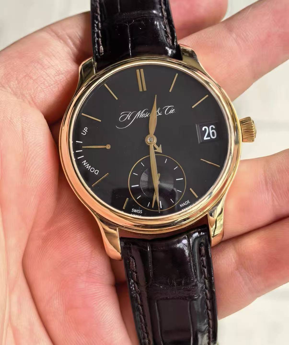 May be an image of wrist watch and text that says 'MMớe &Tú. UP I O 26 NMOO SWISS MADE'